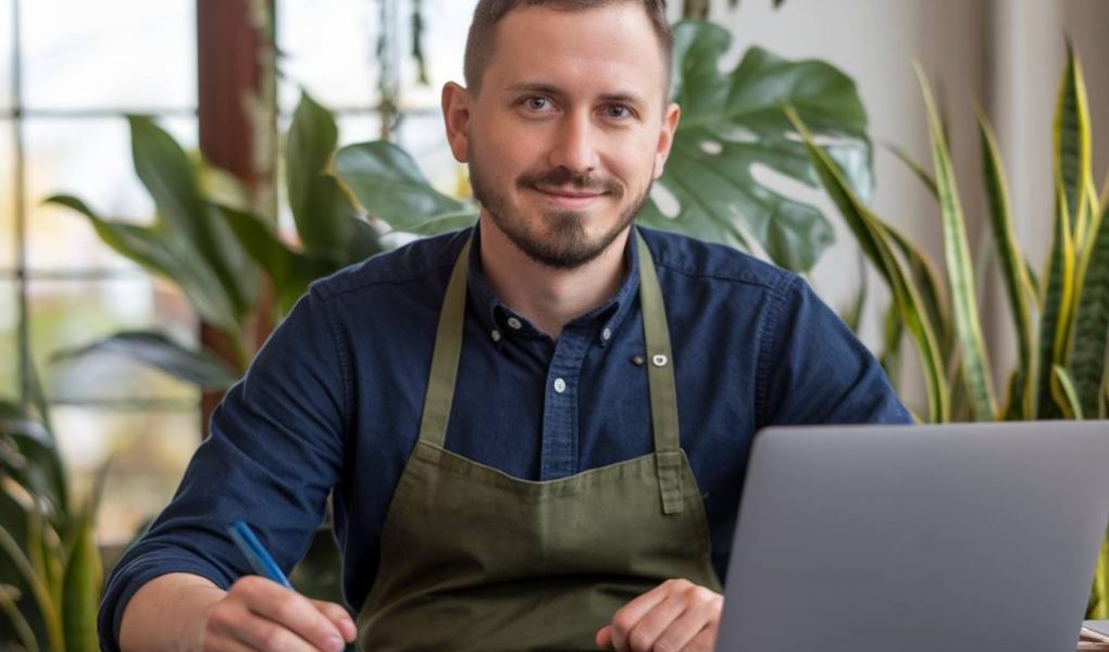 **Balise Title :** Relance commerciale : 5 conseils efficaces pour relancer un prospect --- ### Relance commerciale : les meilleures stratégies pour relancer un prospect efficacement La relance commerciale est un exercice délicat, mais incontournable pour convertir un prospect en client. Envoyer un simple message de suivi ne suffit plus aujourd’hui : il faut une approche stratégique, personnalisée et adaptée au contexte de votre interlocuteur. Pourtant, selon une étude SalesForce, **44 % des commerciaux abandonnent après une seule relance**, alors qu’un prospect a souvent besoin de **5 à 7 interactions** avant de se décider. Alors, comment structurer vos relances pour maximiser vos chances de succès sans paraître intrusif ? ### Pourquoi la relance commerciale est-elle essentielle ? Avant d’explorer les meilleures pratiques, rappelons pourquoi la relance commerciale est si cruciale : - **Un prospect n'est pas toujours prêt à acheter immédiatement** : il peut avoir d'autres priorités ou simplement hésiter. - **La concurrence est rude** : rester dans l’esprit de votre prospect vous permet de ne pas être oublié au profit d’un concurrent. - **La persévérance paie** : les décisions d’achat nécessitent du temps et une validation, surtout en B2B. ### 5 conseils pour relancer un prospect avec efficacité #### 1. Adoptez le bon timing pour éviter d’être perçu comme insistant Trouver la fréquence idéale de relance est un enjeu majeur. Une relance trop rapide peut sembler agressive, tandis qu’une relance trop tardive risque de faire tomber votre proposition dans l’oubli. Une bonne pratique consiste à : - Relancer **2 à 3 jours après** un premier contact (appel ou email). - Espacer les relances suivantes de **5 à 7 jours** pour ne pas submerger le prospect. - S’adapter au contexte : une demande d’information mérite une relance rapide, tandis qu’une négociation commerciale doit laisser plus de temps à la réflexion. #### 2. Personnalisez votre message pour capter l’attention Les emails génériques finissent souvent à la corbeille. Pour maximiser vos chances, exploitez les informations dont vous disposez sur votre prospect : - **Mentionnez un élément précis de votre dernier échange** (une problématique évoquée, un besoin spécifique). - **Soyez pertinent** : apportez une réponse claire à une interrogation ou proposez une nouvelle solution adaptée. - **Utilisez le storytelling** : au lieu d’un simple « Je me permets de vous relancer », racontez l’histoire d’un client ayant rencontré une problématique similaire et trouvé une solution grâce à votre produit ou service. #### 3. Multipliez les canaux de relance Un email peut facilement passer inaperçu. Pensez à varier vos approches : - **Relance par téléphone** pour un échange plus direct et personnalisé. - **Message LinkedIn** pour une approche plus professionnelle et moins formelle qu’un email. - **SMS commercial** pour des communications courtes et percutantes (idéal si le rapport est déjà établi avec le prospect). #### 4. Apportez de la valeur à chaque relance Une relance efficace doit avoir un objectif clair : apporter une information nouvelle et pertinente à votre interlocuteur. Plutôt que de relancer avec un simple « Avez-vous eu le temps de réfléchir ? », proposez : - Une étude de cas ou un témoignage client pertinent. - Une démonstration gratuite ou une offre personnalisée. - Une ressource utile : un article, un livre blanc, ou une analyse de tendance du marché. #### 5. Sachez quand arrêter (ou désengager subtilement) Relancer indéfiniment un prospect qui ne répond pas peut être contre-productif. Après **4 à 5 tentatives infructueuses**, il peut être judicieux d’envoyer un **dernier message de clôture** en offrant une porte de sortie polie : 👉 “Nous comprenons que ce n’est peut-être pas le bon moment pour vous. N’hésitez pas à nous recontacter si la situation évolue.” Ce type de message permet non seulement de ne pas insister inutilement, mais aussi d’inciter certains prospects à réagir (par peur de passer à côté d’une opportunité). ### Ce que dit la loi sur les relances commerciales Dans le cadre du RGPD (Règlement Général sur la Protection des Données – **Règlement (UE) 2016/679**), les entreprises doivent **respecter certaines règles sur l’envoi de relances commerciales**, notamment par email : - L’expéditeur doit avoir obtenu **le consentement préalable** du destinataire ou **avoir un lien légitime** avec lui (client existant, demande d’information préalable). - Chaque communication doit offrir la possibilité de se **désinscrire facilement**. - En B2B, le consentement préalable n’est pas nécessaire si la relance concerne une offre pertinente pour le destinataire. Ne pas respecter ces principes peut exposer l’entreprise à des sanctions, avec des amendes pouvant aller jusqu’à **20 millions d’euros ou 4 % du chiffre d’affaires annuel** (source : CNIL). ### Soyez persévérant, mais stratégique La relance commerciale n’est pas une simple formalité : c’est un levier puissant pour optimiser votre taux de conversion. L’essentiel est de trouver le bon équilibre entre persistance et pertinence, en apportant toujours de la valeur à votre prospect. Cultivez cette approche avec rigueur et méthodologie, et vous verrez rapidement un impact positif sur vos ventes ! --- 👥 **Envie d’échanger sur vos stratégies de relance ?** Partagez votre expérience en commentaire ou contactez-moi pour des conseils adaptés à votre secteur ! 🚀