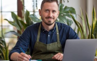 **Balise Title :** Relance commerciale : 5 conseils efficaces pour relancer un prospect --- ### Relance commerciale : les meilleures stratégies pour relancer un prospect efficacement La relance commerciale est un exercice délicat, mais incontournable pour convertir un prospect en client. Envoyer un simple message de suivi ne suffit plus aujourd’hui : il faut une approche stratégique, personnalisée et adaptée au contexte de votre interlocuteur. Pourtant, selon une étude SalesForce, **44 % des commerciaux abandonnent après une seule relance**, alors qu’un prospect a souvent besoin de **5 à 7 interactions** avant de se décider. Alors, comment structurer vos relances pour maximiser vos chances de succès sans paraître intrusif ? ### Pourquoi la relance commerciale est-elle essentielle ? Avant d’explorer les meilleures pratiques, rappelons pourquoi la relance commerciale est si cruciale : - **Un prospect n'est pas toujours prêt à acheter immédiatement** : il peut avoir d'autres priorités ou simplement hésiter. - **La concurrence est rude** : rester dans l’esprit de votre prospect vous permet de ne pas être oublié au profit d’un concurrent. - **La persévérance paie** : les décisions d’achat nécessitent du temps et une validation, surtout en B2B. ### 5 conseils pour relancer un prospect avec efficacité #### 1. Adoptez le bon timing pour éviter d’être perçu comme insistant Trouver la fréquence idéale de relance est un enjeu majeur. Une relance trop rapide peut sembler agressive, tandis qu’une relance trop tardive risque de faire tomber votre proposition dans l’oubli. Une bonne pratique consiste à : - Relancer **2 à 3 jours après** un premier contact (appel ou email). - Espacer les relances suivantes de **5 à 7 jours** pour ne pas submerger le prospect. - S’adapter au contexte : une demande d’information mérite une relance rapide, tandis qu’une négociation commerciale doit laisser plus de temps à la réflexion. #### 2. Personnalisez votre message pour capter l’attention Les emails génériques finissent souvent à la corbeille. Pour maximiser vos chances, exploitez les informations dont vous disposez sur votre prospect : - **Mentionnez un élément précis de votre dernier échange** (une problématique évoquée, un besoin spécifique). - **Soyez pertinent** : apportez une réponse claire à une interrogation ou proposez une nouvelle solution adaptée. - **Utilisez le storytelling** : au lieu d’un simple « Je me permets de vous relancer », racontez l’histoire d’un client ayant rencontré une problématique similaire et trouvé une solution grâce à votre produit ou service. #### 3. Multipliez les canaux de relance Un email peut facilement passer inaperçu. Pensez à varier vos approches : - **Relance par téléphone** pour un échange plus direct et personnalisé. - **Message LinkedIn** pour une approche plus professionnelle et moins formelle qu’un email. - **SMS commercial** pour des communications courtes et percutantes (idéal si le rapport est déjà établi avec le prospect). #### 4. Apportez de la valeur à chaque relance Une relance efficace doit avoir un objectif clair : apporter une information nouvelle et pertinente à votre interlocuteur. Plutôt que de relancer avec un simple « Avez-vous eu le temps de réfléchir ? », proposez : - Une étude de cas ou un témoignage client pertinent. - Une démonstration gratuite ou une offre personnalisée. - Une ressource utile : un article, un livre blanc, ou une analyse de tendance du marché. #### 5. Sachez quand arrêter (ou désengager subtilement) Relancer indéfiniment un prospect qui ne répond pas peut être contre-productif. Après **4 à 5 tentatives infructueuses**, il peut être judicieux d’envoyer un **dernier message de clôture** en offrant une porte de sortie polie : 👉 “Nous comprenons que ce n’est peut-être pas le bon moment pour vous. N’hésitez pas à nous recontacter si la situation évolue.” Ce type de message permet non seulement de ne pas insister inutilement, mais aussi d’inciter certains prospects à réagir (par peur de passer à côté d’une opportunité). ### Ce que dit la loi sur les relances commerciales Dans le cadre du RGPD (Règlement Général sur la Protection des Données – **Règlement (UE) 2016/679**), les entreprises doivent **respecter certaines règles sur l’envoi de relances commerciales**, notamment par email : - L’expéditeur doit avoir obtenu **le consentement préalable** du destinataire ou **avoir un lien légitime** avec lui (client existant, demande d’information préalable). - Chaque communication doit offrir la possibilité de se **désinscrire facilement**. - En B2B, le consentement préalable n’est pas nécessaire si la relance concerne une offre pertinente pour le destinataire. Ne pas respecter ces principes peut exposer l’entreprise à des sanctions, avec des amendes pouvant aller jusqu’à **20 millions d’euros ou 4 % du chiffre d’affaires annuel** (source : CNIL). ### Soyez persévérant, mais stratégique La relance commerciale n’est pas une simple formalité : c’est un levier puissant pour optimiser votre taux de conversion. L’essentiel est de trouver le bon équilibre entre persistance et pertinence, en apportant toujours de la valeur à votre prospect. Cultivez cette approche avec rigueur et méthodologie, et vous verrez rapidement un impact positif sur vos ventes ! --- 👥 **Envie d’échanger sur vos stratégies de relance ?** Partagez votre expérience en commentaire ou contactez-moi pour des conseils adaptés à votre secteur ! 🚀