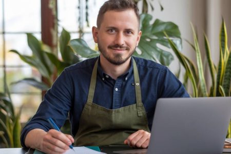 **Balise Title :** Relance commerciale : 5 conseils efficaces pour relancer un prospect --- ### Relance commerciale : les meilleures stratégies pour relancer un prospect efficacement La relance commerciale est un exercice délicat, mais incontournable pour convertir un prospect en client. Envoyer un simple message de suivi ne suffit plus aujourd’hui : il faut une approche stratégique, personnalisée et adaptée au contexte de votre interlocuteur. Pourtant, selon une étude SalesForce, **44 % des commerciaux abandonnent après une seule relance**, alors qu’un prospect a souvent besoin de **5 à 7 interactions** avant de se décider. Alors, comment structurer vos relances pour maximiser vos chances de succès sans paraître intrusif ? ### Pourquoi la relance commerciale est-elle essentielle ? Avant d’explorer les meilleures pratiques, rappelons pourquoi la relance commerciale est si cruciale : - **Un prospect n'est pas toujours prêt à acheter immédiatement** : il peut avoir d'autres priorités ou simplement hésiter. - **La concurrence est rude** : rester dans l’esprit de votre prospect vous permet de ne pas être oublié au profit d’un concurrent. - **La persévérance paie** : les décisions d’achat nécessitent du temps et une validation, surtout en B2B. ### 5 conseils pour relancer un prospect avec efficacité #### 1. Adoptez le bon timing pour éviter d’être perçu comme insistant Trouver la fréquence idéale de relance est un enjeu majeur. Une relance trop rapide peut sembler agressive, tandis qu’une relance trop tardive risque de faire tomber votre proposition dans l’oubli. Une bonne pratique consiste à : - Relancer **2 à 3 jours après** un premier contact (appel ou email). - Espacer les relances suivantes de **5 à 7 jours** pour ne pas submerger le prospect. - S’adapter au contexte : une demande d’information mérite une relance rapide, tandis qu’une négociation commerciale doit laisser plus de temps à la réflexion. #### 2. Personnalisez votre message pour capter l’attention Les emails génériques finissent souvent à la corbeille. Pour maximiser vos chances, exploitez les informations dont vous disposez sur votre prospect : - **Mentionnez un élément précis de votre dernier échange** (une problématique évoquée, un besoin spécifique). - **Soyez pertinent** : apportez une réponse claire à une interrogation ou proposez une nouvelle solution adaptée. - **Utilisez le storytelling** : au lieu d’un simple « Je me permets de vous relancer », racontez l’histoire d’un client ayant rencontré une problématique similaire et trouvé une solution grâce à votre produit ou service. #### 3. Multipliez les canaux de relance Un email peut facilement passer inaperçu. Pensez à varier vos approches : - **Relance par téléphone** pour un échange plus direct et personnalisé. - **Message LinkedIn** pour une approche plus professionnelle et moins formelle qu’un email. - **SMS commercial** pour des communications courtes et percutantes (idéal si le rapport est déjà établi avec le prospect). #### 4. Apportez de la valeur à chaque relance Une relance efficace doit avoir un objectif clair : apporter une information nouvelle et pertinente à votre interlocuteur. Plutôt que de relancer avec un simple « Avez-vous eu le temps de réfléchir ? », proposez : - Une étude de cas ou un témoignage client pertinent. - Une démonstration gratuite ou une offre personnalisée. - Une ressource utile : un article, un livre blanc, ou une analyse de tendance du marché. #### 5. Sachez quand arrêter (ou désengager subtilement) Relancer indéfiniment un prospect qui ne répond pas peut être contre-productif. Après **4 à 5 tentatives infructueuses**, il peut être judicieux d’envoyer un **dernier message de clôture** en offrant une porte de sortie polie : 👉 “Nous comprenons que ce n’est peut-être pas le bon moment pour vous. N’hésitez pas à nous recontacter si la situation évolue.” Ce type de message permet non seulement de ne pas insister inutilement, mais aussi d’inciter certains prospects à réagir (par peur de passer à côté d’une opportunité). ### Ce que dit la loi sur les relances commerciales Dans le cadre du RGPD (Règlement Général sur la Protection des Données – **Règlement (UE) 2016/679**), les entreprises doivent **respecter certaines règles sur l’envoi de relances commerciales**, notamment par email : - L’expéditeur doit avoir obtenu **le consentement préalable** du destinataire ou **avoir un lien légitime** avec lui (client existant, demande d’information préalable). - Chaque communication doit offrir la possibilité de se **désinscrire facilement**. - En B2B, le consentement préalable n’est pas nécessaire si la relance concerne une offre pertinente pour le destinataire. Ne pas respecter ces principes peut exposer l’entreprise à des sanctions, avec des amendes pouvant aller jusqu’à **20 millions d’euros ou 4 % du chiffre d’affaires annuel** (source : CNIL). ### Soyez persévérant, mais stratégique La relance commerciale n’est pas une simple formalité : c’est un levier puissant pour optimiser votre taux de conversion. L’essentiel est de trouver le bon équilibre entre persistance et pertinence, en apportant toujours de la valeur à votre prospect. Cultivez cette approche avec rigueur et méthodologie, et vous verrez rapidement un impact positif sur vos ventes ! --- 👥 **Envie d’échanger sur vos stratégies de relance ?** Partagez votre expérience en commentaire ou contactez-moi pour des conseils adaptés à votre secteur ! 🚀