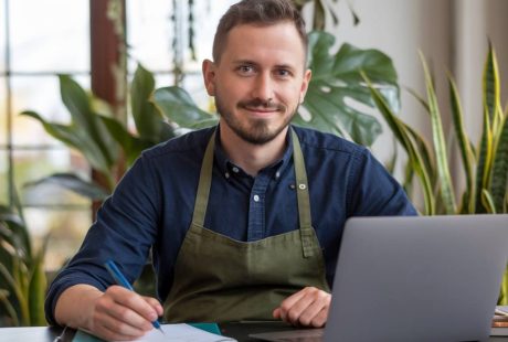 **Balise Title :** Relance commerciale : 5 conseils efficaces pour relancer un prospect --- ### Relance commerciale : les meilleures stratégies pour relancer un prospect efficacement La relance commerciale est un exercice délicat, mais incontournable pour convertir un prospect en client. Envoyer un simple message de suivi ne suffit plus aujourd’hui : il faut une approche stratégique, personnalisée et adaptée au contexte de votre interlocuteur. Pourtant, selon une étude SalesForce, **44 % des commerciaux abandonnent après une seule relance**, alors qu’un prospect a souvent besoin de **5 à 7 interactions** avant de se décider. Alors, comment structurer vos relances pour maximiser vos chances de succès sans paraître intrusif ? ### Pourquoi la relance commerciale est-elle essentielle ? Avant d’explorer les meilleures pratiques, rappelons pourquoi la relance commerciale est si cruciale : - **Un prospect n'est pas toujours prêt à acheter immédiatement** : il peut avoir d'autres priorités ou simplement hésiter. - **La concurrence est rude** : rester dans l’esprit de votre prospect vous permet de ne pas être oublié au profit d’un concurrent. - **La persévérance paie** : les décisions d’achat nécessitent du temps et une validation, surtout en B2B. ### 5 conseils pour relancer un prospect avec efficacité #### 1. Adoptez le bon timing pour éviter d’être perçu comme insistant Trouver la fréquence idéale de relance est un enjeu majeur. Une relance trop rapide peut sembler agressive, tandis qu’une relance trop tardive risque de faire tomber votre proposition dans l’oubli. Une bonne pratique consiste à : - Relancer **2 à 3 jours après** un premier contact (appel ou email). - Espacer les relances suivantes de **5 à 7 jours** pour ne pas submerger le prospect. - S’adapter au contexte : une demande d’information mérite une relance rapide, tandis qu’une négociation commerciale doit laisser plus de temps à la réflexion. #### 2. Personnalisez votre message pour capter l’attention Les emails génériques finissent souvent à la corbeille. Pour maximiser vos chances, exploitez les informations dont vous disposez sur votre prospect : - **Mentionnez un élément précis de votre dernier échange** (une problématique évoquée, un besoin spécifique). - **Soyez pertinent** : apportez une réponse claire à une interrogation ou proposez une nouvelle solution adaptée. - **Utilisez le storytelling** : au lieu d’un simple « Je me permets de vous relancer », racontez l’histoire d’un client ayant rencontré une problématique similaire et trouvé une solution grâce à votre produit ou service. #### 3. Multipliez les canaux de relance Un email peut facilement passer inaperçu. Pensez à varier vos approches : - **Relance par téléphone** pour un échange plus direct et personnalisé. - **Message LinkedIn** pour une approche plus professionnelle et moins formelle qu’un email. - **SMS commercial** pour des communications courtes et percutantes (idéal si le rapport est déjà établi avec le prospect). #### 4. Apportez de la valeur à chaque relance Une relance efficace doit avoir un objectif clair : apporter une information nouvelle et pertinente à votre interlocuteur. Plutôt que de relancer avec un simple « Avez-vous eu le temps de réfléchir ? », proposez : - Une étude de cas ou un témoignage client pertinent. - Une démonstration gratuite ou une offre personnalisée. - Une ressource utile : un article, un livre blanc, ou une analyse de tendance du marché. #### 5. Sachez quand arrêter (ou désengager subtilement) Relancer indéfiniment un prospect qui ne répond pas peut être contre-productif. Après **4 à 5 tentatives infructueuses**, il peut être judicieux d’envoyer un **dernier message de clôture** en offrant une porte de sortie polie : 👉 “Nous comprenons que ce n’est peut-être pas le bon moment pour vous. N’hésitez pas à nous recontacter si la situation évolue.” Ce type de message permet non seulement de ne pas insister inutilement, mais aussi d’inciter certains prospects à réagir (par peur de passer à côté d’une opportunité). ### Ce que dit la loi sur les relances commerciales Dans le cadre du RGPD (Règlement Général sur la Protection des Données – **Règlement (UE) 2016/679**), les entreprises doivent **respecter certaines règles sur l’envoi de relances commerciales**, notamment par email : - L’expéditeur doit avoir obtenu **le consentement préalable** du destinataire ou **avoir un lien légitime** avec lui (client existant, demande d’information préalable). - Chaque communication doit offrir la possibilité de se **désinscrire facilement**. - En B2B, le consentement préalable n’est pas nécessaire si la relance concerne une offre pertinente pour le destinataire. Ne pas respecter ces principes peut exposer l’entreprise à des sanctions, avec des amendes pouvant aller jusqu’à **20 millions d’euros ou 4 % du chiffre d’affaires annuel** (source : CNIL). ### Soyez persévérant, mais stratégique La relance commerciale n’est pas une simple formalité : c’est un levier puissant pour optimiser votre taux de conversion. L’essentiel est de trouver le bon équilibre entre persistance et pertinence, en apportant toujours de la valeur à votre prospect. Cultivez cette approche avec rigueur et méthodologie, et vous verrez rapidement un impact positif sur vos ventes ! --- 👥 **Envie d’échanger sur vos stratégies de relance ?** Partagez votre expérience en commentaire ou contactez-moi pour des conseils adaptés à votre secteur ! 🚀