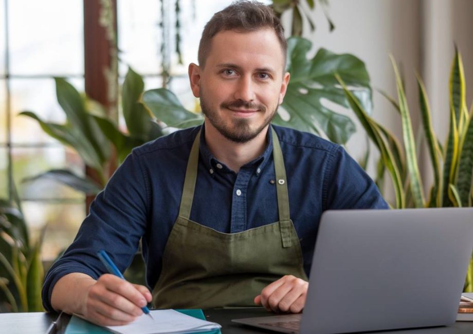 **Balise Title :** Relance commerciale : 5 conseils efficaces pour relancer un prospect --- ### Relance commerciale : les meilleures stratégies pour relancer un prospect efficacement La relance commerciale est un exercice délicat, mais incontournable pour convertir un prospect en client. Envoyer un simple message de suivi ne suffit plus aujourd’hui : il faut une approche stratégique, personnalisée et adaptée au contexte de votre interlocuteur. Pourtant, selon une étude SalesForce, **44 % des commerciaux abandonnent après une seule relance**, alors qu’un prospect a souvent besoin de **5 à 7 interactions** avant de se décider. Alors, comment structurer vos relances pour maximiser vos chances de succès sans paraître intrusif ? ### Pourquoi la relance commerciale est-elle essentielle ? Avant d’explorer les meilleures pratiques, rappelons pourquoi la relance commerciale est si cruciale : - **Un prospect n'est pas toujours prêt à acheter immédiatement** : il peut avoir d'autres priorités ou simplement hésiter. - **La concurrence est rude** : rester dans l’esprit de votre prospect vous permet de ne pas être oublié au profit d’un concurrent. - **La persévérance paie** : les décisions d’achat nécessitent du temps et une validation, surtout en B2B. ### 5 conseils pour relancer un prospect avec efficacité #### 1. Adoptez le bon timing pour éviter d’être perçu comme insistant Trouver la fréquence idéale de relance est un enjeu majeur. Une relance trop rapide peut sembler agressive, tandis qu’une relance trop tardive risque de faire tomber votre proposition dans l’oubli. Une bonne pratique consiste à : - Relancer **2 à 3 jours après** un premier contact (appel ou email). - Espacer les relances suivantes de **5 à 7 jours** pour ne pas submerger le prospect. - S’adapter au contexte : une demande d’information mérite une relance rapide, tandis qu’une négociation commerciale doit laisser plus de temps à la réflexion. #### 2. Personnalisez votre message pour capter l’attention Les emails génériques finissent souvent à la corbeille. Pour maximiser vos chances, exploitez les informations dont vous disposez sur votre prospect : - **Mentionnez un élément précis de votre dernier échange** (une problématique évoquée, un besoin spécifique). - **Soyez pertinent** : apportez une réponse claire à une interrogation ou proposez une nouvelle solution adaptée. - **Utilisez le storytelling** : au lieu d’un simple « Je me permets de vous relancer », racontez l’histoire d’un client ayant rencontré une problématique similaire et trouvé une solution grâce à votre produit ou service. #### 3. Multipliez les canaux de relance Un email peut facilement passer inaperçu. Pensez à varier vos approches : - **Relance par téléphone** pour un échange plus direct et personnalisé. - **Message LinkedIn** pour une approche plus professionnelle et moins formelle qu’un email. - **SMS commercial** pour des communications courtes et percutantes (idéal si le rapport est déjà établi avec le prospect). #### 4. Apportez de la valeur à chaque relance Une relance efficace doit avoir un objectif clair : apporter une information nouvelle et pertinente à votre interlocuteur. Plutôt que de relancer avec un simple « Avez-vous eu le temps de réfléchir ? », proposez : - Une étude de cas ou un témoignage client pertinent. - Une démonstration gratuite ou une offre personnalisée. - Une ressource utile : un article, un livre blanc, ou une analyse de tendance du marché. #### 5. Sachez quand arrêter (ou désengager subtilement) Relancer indéfiniment un prospect qui ne répond pas peut être contre-productif. Après **4 à 5 tentatives infructueuses**, il peut être judicieux d’envoyer un **dernier message de clôture** en offrant une porte de sortie polie : 👉 “Nous comprenons que ce n’est peut-être pas le bon moment pour vous. N’hésitez pas à nous recontacter si la situation évolue.” Ce type de message permet non seulement de ne pas insister inutilement, mais aussi d’inciter certains prospects à réagir (par peur de passer à côté d’une opportunité). ### Ce que dit la loi sur les relances commerciales Dans le cadre du RGPD (Règlement Général sur la Protection des Données – **Règlement (UE) 2016/679**), les entreprises doivent **respecter certaines règles sur l’envoi de relances commerciales**, notamment par email : - L’expéditeur doit avoir obtenu **le consentement préalable** du destinataire ou **avoir un lien légitime** avec lui (client existant, demande d’information préalable). - Chaque communication doit offrir la possibilité de se **désinscrire facilement**. - En B2B, le consentement préalable n’est pas nécessaire si la relance concerne une offre pertinente pour le destinataire. Ne pas respecter ces principes peut exposer l’entreprise à des sanctions, avec des amendes pouvant aller jusqu’à **20 millions d’euros ou 4 % du chiffre d’affaires annuel** (source : CNIL). ### Soyez persévérant, mais stratégique La relance commerciale n’est pas une simple formalité : c’est un levier puissant pour optimiser votre taux de conversion. L’essentiel est de trouver le bon équilibre entre persistance et pertinence, en apportant toujours de la valeur à votre prospect. Cultivez cette approche avec rigueur et méthodologie, et vous verrez rapidement un impact positif sur vos ventes ! --- 👥 **Envie d’échanger sur vos stratégies de relance ?** Partagez votre expérience en commentaire ou contactez-moi pour des conseils adaptés à votre secteur ! 🚀
