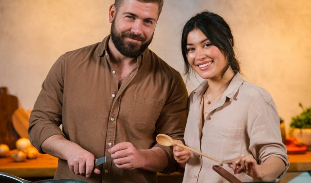 **Balise Title :** Upselling : définition et exemple pour booster vos ventes # Upselling : comment cette technique peut doper vos ventes ? Le terme *upselling* (ou montée en gamme) est un levier puissant en stratégie commerciale. Si vous avez déjà acheté un menu burger et qu’on vous a proposé de passer en « taille XL » pour quelques centimes de plus, alors vous avez été confronté à l’upselling. Loin d’être une simple technique de vente, il s’agit d’un véritable outil de maximisation du chiffre d’affaires et d’optimisation de la satisfaction client. Mais comment bien l’utiliser sans être perçu comme trop insistant ? ## Comprendre l’upselling : une définition claire L’upselling consiste à proposer au client un produit ou un service de gamme supérieure par rapport à ce qu’il s’apprêtait à acheter. L’objectif est à la fois d’augmenter la valeur du panier moyen et d'améliorer l'expérience d'achat. Contrairement au **cross-selling** (vente croisée) qui incite le client à acheter des produits complémentaires, l’upselling l’encourage à monter en gamme. **Exemple classique :** Un client achète un smartphone d’entrée de gamme. Le vendeur lui propose un modèle plus performant avec une meilleure autonomie et quelques fonctionnalités supplémentaires pour un surcoût raisonnable. Cette approche fonctionne car elle repose sur un principe fondamental de la psychologie d'achat : une fois qu’un client a pris la décision d’acheter, il est plus enclin à accepter des améliorations tant que la valeur perçue reste supérieure au coût supplémentaire. ## Pourquoi l’upselling est-il un levier de croissance incontournable ? L’upselling présente plusieurs avantages majeurs pour les entreprises : ✅ **Augmentation du chiffre d’affaires** : chaque vente rapporte plus sans nécessiter l’acquisition d’un nouveau client. ✅ **Amélioration de la satisfaction client** : un produit plus performant ou premium peut mieux répondre aux besoins du client. ✅ **Optimisation du coût d'acquisition client (CAC)** : vendre plus à un même client est plus rentable que d’en acquérir de nouveaux. ✅ **Fidélisation renforcée** : un client satisfait par un produit de qualité supérieure sera plus enclin à revenir. D’ailleurs, selon une étude publiée par **Forbes**, l’upselling et le cross-selling peuvent représenter jusqu'à 30 % des revenus d’un e-commerce bien optimisé. De quoi réfléchir à son intégration dans votre stratégie commerciale ! ## Comment mettre en place une stratégie d’upselling efficace ? L’upselling fonctionne lorsqu’il est subtil et justifié. Voici quelques **bonnes pratiques** pour maximiser son efficacité : ### 1. Proposer une valeur ajoutée réelle L’offre doit apporter un avantage clair au consommateur : meilleure qualité, fonctionnalités supplémentaires, durabilité accrue… Il ne s’agit pas de forcer la main, mais de démontrer pourquoi passer à une gamme supérieure est intéressant pour lui. ### 2. Rester dans une augmentation de prix raisonnable Une hausse trop brusque du prix peut bloquer l’achat. En général, un **écart de 20 à 40 %** par rapport au prix initial est un bon compromis. ### 3. Miser sur la personnalisation Grâce aux outils de CRM et aux analyses comportementales, proposez des upgrades réellement adaptés aux besoins du client. Amazon, par exemple, excelle dans ce domaine en recommandant des versions améliorées de produits basées sur l’historique d’achat des utilisateurs. ### 4. Travailler la présentation de l’offre Le choix des mots est essentiel. Plutôt que d'insister sur la hausse de prix, mettez en avant les bénéfices : ❌ Ajoutez 50 € pour ce modèle supérieur. ✅ Pour seulement 50 € de plus, bénéficiez d'une batterie avec 30 % d’autonomie supplémentaire. ### 5. Utiliser la preuve sociale Les témoignages clients ou les avis soulignant la satisfaction des utilisateurs ayant opté pour la version premium permettent de rassurer et d’inciter à franchir le pas. ## L’upselling est-il réglementé en France ? Si l’upselling est une pratique légale, certaines règles encadrent les stratégies commerciales pour éviter des abus. Selon le **Code de la consommation**, toute offre commerciale doit être **claire, loyale et non trompeuse** (articles L121-1 à L121-7). De plus, le vendeur doit s’assurer que le client consent pleinement à payer un supplément, sans pratiques forcées ou trompeuses. Concernant le commerce en ligne, l’article **L221-14** du Code de la consommation impose que tout paiement additionnel doit être expressément accepté par le consommateur. Autrement dit, les options par défaut déjà cochées sont interdites. ## L’upselling : un outil puissant… à manier avec intelligence Bien maîtrisé, l’upselling est un formidable levier pour augmenter son chiffre d’affaires tout en améliorant l’expérience client. Cependant, il doit être mis en œuvre avec subtilité et pertinence. Une stratégie trop agressive pourrait avoir l’effet inverse et faire fuir les clients. En optimisant votre approche, en vous appuyant sur le bon discours et en respectant les réglementations en vigueur, vous pouvez transformer une simple vente en une opportunité de maximisation de revenus et de fidélisation à long terme. Alors, prêt à passer à la vitesse supérieure ? 🚀