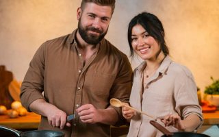 **Balise Title :** Upselling : définition et exemple pour booster vos ventes # Upselling : comment cette technique peut doper vos ventes ? Le terme *upselling* (ou montée en gamme) est un levier puissant en stratégie commerciale. Si vous avez déjà acheté un menu burger et qu’on vous a proposé de passer en « taille XL » pour quelques centimes de plus, alors vous avez été confronté à l’upselling. Loin d’être une simple technique de vente, il s’agit d’un véritable outil de maximisation du chiffre d’affaires et d’optimisation de la satisfaction client. Mais comment bien l’utiliser sans être perçu comme trop insistant ? ## Comprendre l’upselling : une définition claire L’upselling consiste à proposer au client un produit ou un service de gamme supérieure par rapport à ce qu’il s’apprêtait à acheter. L’objectif est à la fois d’augmenter la valeur du panier moyen et d'améliorer l'expérience d'achat. Contrairement au **cross-selling** (vente croisée) qui incite le client à acheter des produits complémentaires, l’upselling l’encourage à monter en gamme. **Exemple classique :** Un client achète un smartphone d’entrée de gamme. Le vendeur lui propose un modèle plus performant avec une meilleure autonomie et quelques fonctionnalités supplémentaires pour un surcoût raisonnable. Cette approche fonctionne car elle repose sur un principe fondamental de la psychologie d'achat : une fois qu’un client a pris la décision d’acheter, il est plus enclin à accepter des améliorations tant que la valeur perçue reste supérieure au coût supplémentaire. ## Pourquoi l’upselling est-il un levier de croissance incontournable ? L’upselling présente plusieurs avantages majeurs pour les entreprises : ✅ **Augmentation du chiffre d’affaires** : chaque vente rapporte plus sans nécessiter l’acquisition d’un nouveau client. ✅ **Amélioration de la satisfaction client** : un produit plus performant ou premium peut mieux répondre aux besoins du client. ✅ **Optimisation du coût d'acquisition client (CAC)** : vendre plus à un même client est plus rentable que d’en acquérir de nouveaux. ✅ **Fidélisation renforcée** : un client satisfait par un produit de qualité supérieure sera plus enclin à revenir. D’ailleurs, selon une étude publiée par **Forbes**, l’upselling et le cross-selling peuvent représenter jusqu'à 30 % des revenus d’un e-commerce bien optimisé. De quoi réfléchir à son intégration dans votre stratégie commerciale ! ## Comment mettre en place une stratégie d’upselling efficace ? L’upselling fonctionne lorsqu’il est subtil et justifié. Voici quelques **bonnes pratiques** pour maximiser son efficacité : ### 1. Proposer une valeur ajoutée réelle L’offre doit apporter un avantage clair au consommateur : meilleure qualité, fonctionnalités supplémentaires, durabilité accrue… Il ne s’agit pas de forcer la main, mais de démontrer pourquoi passer à une gamme supérieure est intéressant pour lui. ### 2. Rester dans une augmentation de prix raisonnable Une hausse trop brusque du prix peut bloquer l’achat. En général, un **écart de 20 à 40 %** par rapport au prix initial est un bon compromis. ### 3. Miser sur la personnalisation Grâce aux outils de CRM et aux analyses comportementales, proposez des upgrades réellement adaptés aux besoins du client. Amazon, par exemple, excelle dans ce domaine en recommandant des versions améliorées de produits basées sur l’historique d’achat des utilisateurs. ### 4. Travailler la présentation de l’offre Le choix des mots est essentiel. Plutôt que d'insister sur la hausse de prix, mettez en avant les bénéfices : ❌ Ajoutez 50 € pour ce modèle supérieur. ✅ Pour seulement 50 € de plus, bénéficiez d'une batterie avec 30 % d’autonomie supplémentaire. ### 5. Utiliser la preuve sociale Les témoignages clients ou les avis soulignant la satisfaction des utilisateurs ayant opté pour la version premium permettent de rassurer et d’inciter à franchir le pas. ## L’upselling est-il réglementé en France ? Si l’upselling est une pratique légale, certaines règles encadrent les stratégies commerciales pour éviter des abus. Selon le **Code de la consommation**, toute offre commerciale doit être **claire, loyale et non trompeuse** (articles L121-1 à L121-7). De plus, le vendeur doit s’assurer que le client consent pleinement à payer un supplément, sans pratiques forcées ou trompeuses. Concernant le commerce en ligne, l’article **L221-14** du Code de la consommation impose que tout paiement additionnel doit être expressément accepté par le consommateur. Autrement dit, les options par défaut déjà cochées sont interdites. ## L’upselling : un outil puissant… à manier avec intelligence Bien maîtrisé, l’upselling est un formidable levier pour augmenter son chiffre d’affaires tout en améliorant l’expérience client. Cependant, il doit être mis en œuvre avec subtilité et pertinence. Une stratégie trop agressive pourrait avoir l’effet inverse et faire fuir les clients. En optimisant votre approche, en vous appuyant sur le bon discours et en respectant les réglementations en vigueur, vous pouvez transformer une simple vente en une opportunité de maximisation de revenus et de fidélisation à long terme. Alors, prêt à passer à la vitesse supérieure ? 🚀