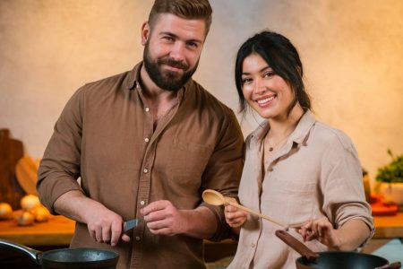 **Balise Title :** Upselling : définition et exemple pour booster vos ventes # Upselling : comment cette technique peut doper vos ventes ? Le terme *upselling* (ou montée en gamme) est un levier puissant en stratégie commerciale. Si vous avez déjà acheté un menu burger et qu’on vous a proposé de passer en « taille XL » pour quelques centimes de plus, alors vous avez été confronté à l’upselling. Loin d’être une simple technique de vente, il s’agit d’un véritable outil de maximisation du chiffre d’affaires et d’optimisation de la satisfaction client. Mais comment bien l’utiliser sans être perçu comme trop insistant ? ## Comprendre l’upselling : une définition claire L’upselling consiste à proposer au client un produit ou un service de gamme supérieure par rapport à ce qu’il s’apprêtait à acheter. L’objectif est à la fois d’augmenter la valeur du panier moyen et d'améliorer l'expérience d'achat. Contrairement au **cross-selling** (vente croisée) qui incite le client à acheter des produits complémentaires, l’upselling l’encourage à monter en gamme. **Exemple classique :** Un client achète un smartphone d’entrée de gamme. Le vendeur lui propose un modèle plus performant avec une meilleure autonomie et quelques fonctionnalités supplémentaires pour un surcoût raisonnable. Cette approche fonctionne car elle repose sur un principe fondamental de la psychologie d'achat : une fois qu’un client a pris la décision d’acheter, il est plus enclin à accepter des améliorations tant que la valeur perçue reste supérieure au coût supplémentaire. ## Pourquoi l’upselling est-il un levier de croissance incontournable ? L’upselling présente plusieurs avantages majeurs pour les entreprises : ✅ **Augmentation du chiffre d’affaires** : chaque vente rapporte plus sans nécessiter l’acquisition d’un nouveau client. ✅ **Amélioration de la satisfaction client** : un produit plus performant ou premium peut mieux répondre aux besoins du client. ✅ **Optimisation du coût d'acquisition client (CAC)** : vendre plus à un même client est plus rentable que d’en acquérir de nouveaux. ✅ **Fidélisation renforcée** : un client satisfait par un produit de qualité supérieure sera plus enclin à revenir. D’ailleurs, selon une étude publiée par **Forbes**, l’upselling et le cross-selling peuvent représenter jusqu'à 30 % des revenus d’un e-commerce bien optimisé. De quoi réfléchir à son intégration dans votre stratégie commerciale ! ## Comment mettre en place une stratégie d’upselling efficace ? L’upselling fonctionne lorsqu’il est subtil et justifié. Voici quelques **bonnes pratiques** pour maximiser son efficacité : ### 1. Proposer une valeur ajoutée réelle L’offre doit apporter un avantage clair au consommateur : meilleure qualité, fonctionnalités supplémentaires, durabilité accrue… Il ne s’agit pas de forcer la main, mais de démontrer pourquoi passer à une gamme supérieure est intéressant pour lui. ### 2. Rester dans une augmentation de prix raisonnable Une hausse trop brusque du prix peut bloquer l’achat. En général, un **écart de 20 à 40 %** par rapport au prix initial est un bon compromis. ### 3. Miser sur la personnalisation Grâce aux outils de CRM et aux analyses comportementales, proposez des upgrades réellement adaptés aux besoins du client. Amazon, par exemple, excelle dans ce domaine en recommandant des versions améliorées de produits basées sur l’historique d’achat des utilisateurs. ### 4. Travailler la présentation de l’offre Le choix des mots est essentiel. Plutôt que d'insister sur la hausse de prix, mettez en avant les bénéfices : ❌ Ajoutez 50 € pour ce modèle supérieur. ✅ Pour seulement 50 € de plus, bénéficiez d'une batterie avec 30 % d’autonomie supplémentaire. ### 5. Utiliser la preuve sociale Les témoignages clients ou les avis soulignant la satisfaction des utilisateurs ayant opté pour la version premium permettent de rassurer et d’inciter à franchir le pas. ## L’upselling est-il réglementé en France ? Si l’upselling est une pratique légale, certaines règles encadrent les stratégies commerciales pour éviter des abus. Selon le **Code de la consommation**, toute offre commerciale doit être **claire, loyale et non trompeuse** (articles L121-1 à L121-7). De plus, le vendeur doit s’assurer que le client consent pleinement à payer un supplément, sans pratiques forcées ou trompeuses. Concernant le commerce en ligne, l’article **L221-14** du Code de la consommation impose que tout paiement additionnel doit être expressément accepté par le consommateur. Autrement dit, les options par défaut déjà cochées sont interdites. ## L’upselling : un outil puissant… à manier avec intelligence Bien maîtrisé, l’upselling est un formidable levier pour augmenter son chiffre d’affaires tout en améliorant l’expérience client. Cependant, il doit être mis en œuvre avec subtilité et pertinence. Une stratégie trop agressive pourrait avoir l’effet inverse et faire fuir les clients. En optimisant votre approche, en vous appuyant sur le bon discours et en respectant les réglementations en vigueur, vous pouvez transformer une simple vente en une opportunité de maximisation de revenus et de fidélisation à long terme. Alors, prêt à passer à la vitesse supérieure ? 🚀