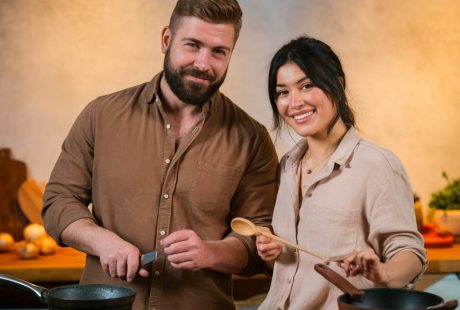 **Balise Title :** Upselling : définition et exemple pour booster vos ventes # Upselling : comment cette technique peut doper vos ventes ? Le terme *upselling* (ou montée en gamme) est un levier puissant en stratégie commerciale. Si vous avez déjà acheté un menu burger et qu’on vous a proposé de passer en « taille XL » pour quelques centimes de plus, alors vous avez été confronté à l’upselling. Loin d’être une simple technique de vente, il s’agit d’un véritable outil de maximisation du chiffre d’affaires et d’optimisation de la satisfaction client. Mais comment bien l’utiliser sans être perçu comme trop insistant ? ## Comprendre l’upselling : une définition claire L’upselling consiste à proposer au client un produit ou un service de gamme supérieure par rapport à ce qu’il s’apprêtait à acheter. L’objectif est à la fois d’augmenter la valeur du panier moyen et d'améliorer l'expérience d'achat. Contrairement au **cross-selling** (vente croisée) qui incite le client à acheter des produits complémentaires, l’upselling l’encourage à monter en gamme. **Exemple classique :** Un client achète un smartphone d’entrée de gamme. Le vendeur lui propose un modèle plus performant avec une meilleure autonomie et quelques fonctionnalités supplémentaires pour un surcoût raisonnable. Cette approche fonctionne car elle repose sur un principe fondamental de la psychologie d'achat : une fois qu’un client a pris la décision d’acheter, il est plus enclin à accepter des améliorations tant que la valeur perçue reste supérieure au coût supplémentaire. ## Pourquoi l’upselling est-il un levier de croissance incontournable ? L’upselling présente plusieurs avantages majeurs pour les entreprises : ✅ **Augmentation du chiffre d’affaires** : chaque vente rapporte plus sans nécessiter l’acquisition d’un nouveau client. ✅ **Amélioration de la satisfaction client** : un produit plus performant ou premium peut mieux répondre aux besoins du client. ✅ **Optimisation du coût d'acquisition client (CAC)** : vendre plus à un même client est plus rentable que d’en acquérir de nouveaux. ✅ **Fidélisation renforcée** : un client satisfait par un produit de qualité supérieure sera plus enclin à revenir. D’ailleurs, selon une étude publiée par **Forbes**, l’upselling et le cross-selling peuvent représenter jusqu'à 30 % des revenus d’un e-commerce bien optimisé. De quoi réfléchir à son intégration dans votre stratégie commerciale ! ## Comment mettre en place une stratégie d’upselling efficace ? L’upselling fonctionne lorsqu’il est subtil et justifié. Voici quelques **bonnes pratiques** pour maximiser son efficacité : ### 1. Proposer une valeur ajoutée réelle L’offre doit apporter un avantage clair au consommateur : meilleure qualité, fonctionnalités supplémentaires, durabilité accrue… Il ne s’agit pas de forcer la main, mais de démontrer pourquoi passer à une gamme supérieure est intéressant pour lui. ### 2. Rester dans une augmentation de prix raisonnable Une hausse trop brusque du prix peut bloquer l’achat. En général, un **écart de 20 à 40 %** par rapport au prix initial est un bon compromis. ### 3. Miser sur la personnalisation Grâce aux outils de CRM et aux analyses comportementales, proposez des upgrades réellement adaptés aux besoins du client. Amazon, par exemple, excelle dans ce domaine en recommandant des versions améliorées de produits basées sur l’historique d’achat des utilisateurs. ### 4. Travailler la présentation de l’offre Le choix des mots est essentiel. Plutôt que d'insister sur la hausse de prix, mettez en avant les bénéfices : ❌ Ajoutez 50 € pour ce modèle supérieur. ✅ Pour seulement 50 € de plus, bénéficiez d'une batterie avec 30 % d’autonomie supplémentaire. ### 5. Utiliser la preuve sociale Les témoignages clients ou les avis soulignant la satisfaction des utilisateurs ayant opté pour la version premium permettent de rassurer et d’inciter à franchir le pas. ## L’upselling est-il réglementé en France ? Si l’upselling est une pratique légale, certaines règles encadrent les stratégies commerciales pour éviter des abus. Selon le **Code de la consommation**, toute offre commerciale doit être **claire, loyale et non trompeuse** (articles L121-1 à L121-7). De plus, le vendeur doit s’assurer que le client consent pleinement à payer un supplément, sans pratiques forcées ou trompeuses. Concernant le commerce en ligne, l’article **L221-14** du Code de la consommation impose que tout paiement additionnel doit être expressément accepté par le consommateur. Autrement dit, les options par défaut déjà cochées sont interdites. ## L’upselling : un outil puissant… à manier avec intelligence Bien maîtrisé, l’upselling est un formidable levier pour augmenter son chiffre d’affaires tout en améliorant l’expérience client. Cependant, il doit être mis en œuvre avec subtilité et pertinence. Une stratégie trop agressive pourrait avoir l’effet inverse et faire fuir les clients. En optimisant votre approche, en vous appuyant sur le bon discours et en respectant les réglementations en vigueur, vous pouvez transformer une simple vente en une opportunité de maximisation de revenus et de fidélisation à long terme. Alors, prêt à passer à la vitesse supérieure ? 🚀