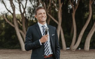 **Balise Title :** Méthode Soncase : définition et secrets d’une technique commerciale --- # La méthode Soncase : un levier puissant pour convaincre et vendre Dans le monde du commerce et de la vente, comprendre les motivations profondes d’un client est la clé du succès. C’est là que la méthode Soncase entre en jeu. Développée pour aider les commerciaux à adapter leur discours et leurs arguments en fonction des besoins psychologiques de leurs prospects, elle demeure une référence incontournable pour optimiser son approche commerciale. Mais comment fonctionne-t-elle réellement ? Quels bénéfices peut-on en tirer ? Décryptons ensemble cette technique qui a fait ses preuves. ## Comprendre la méthode Soncase La méthode Soncase est un acronyme représentant sept motivations d’achat essentielles : - **S**écurité - **O**rgueil - **N**ouveauté - **C**onfort - **A**rgent - **S**ympathie - **E**nvironnement Chaque lettre correspond à une raison psychologique pour laquelle un client pourrait être motivé à acheter un produit ou un service. L’enjeu pour le commercial est de détecter quelles motivations dominent chez son interlocuteur et d’adapter son discours en conséquence. ## Pourquoi cette méthode est-elle si efficace ? Les meilleures stratégies commerciales s’appuient sur la compréhension du client plutôt que sur une simple présentation des caractéristiques du produit. Avec Soncase, l’effort est porté sur l’analyse des attentes et des émotions du prospect, facilitant ainsi la création d’un argumentaire pertinent et persuasif. Par exemple : - Un client sensible à la **sécurité** sera rassuré par des garanties solides ou des certifications officielles. - Un profil attiré par la **nouveauté** appréciera les innovations et les dernières tendances. - Une personne motivée par **l’argent** cherchera le meilleur rapport qualité-prix et des offres exclusives. Cette approche permet d’éviter les discours standardisés et d’affiner sa posture commerciale pour maximiser ses chances de conversion. ## Appliquer la méthode Soncase dans son argumentaire de vente L’application concrète de la méthode Soncase repose sur trois étapes clés : ### 1. Identifier le profil du client L’observation et l’écoute active sont capitales. Posez des questions ouvertes pour cerner les motivations profondes du prospect : - Qu’est-ce qui vous importe le plus dans un produit de ce type ? - Quelles sont vos principales préoccupations lorsque vous choisissez un prestataire ? Ces échanges permettent de détecter rapidement si l’acquéreur est plus sensible à la sécurité, à l’orgueil ou au confort, et d’adapter votre discours. ### 2. Structurer son argumentaire en fonction des besoins Une fois le besoin principal identifié, il est essentiel de reformuler ses arguments en mettant en avant les éléments qui correspondent le mieux aux attentes du client. Plutôt qu’un discours générique, vous devez créer une connexion entre sa motivation principale et votre offre. Si votre prospect recherche avant tout la sécurité, insistez sur les garanties, la conformité aux normes ou encore les références clients rassurantes. ### 3. Ajuster son discours et répondre aux objections Le client peut exprimer des doutes ou poser des objections. Grâce à l’approche Soncase, le commercial peut répondre de manière plus ciblée : - Objection sur le prix ? Valorisez les bénéfices concrets pour justifier l’investissement (motivation **argent**). - Réticences sur la marque ? Mettez en avant son image et son prestige (**orgueil**). - Inquiétude sur la durabilité ? Argumentez sur son impact environnemental et sa conception éco-responsable (**environnement**). Cette approche permet non seulement d’anticiper les objections, mais surtout de transformer celles-ci en opportunités de vente efficace. ## Un cadre efficace mais complémentaire à d’autres techniques Si la méthode Soncase est puissante, elle n’exclut pas l’utilisation d’autres stratégies de persuasion. Elle peut être combinée à des techniques comme la **méthode CAP (Caractéristiques, Avantages, Preuves)** ou encore la **méthode SPIN (Situation, Problème, Implication, Need-payoff)** pour un argumentaire encore plus structuré et impactant. Par ailleurs, l’application de cette méthode doit toujours respecter le cadre juridique entourant la relation commerciale. Selon **l’article L.121-1 du Code de la consommation**, toute technique de vente se doit d’être loyale et ne pas induire le consommateur en erreur. ## Pourquoi adopter cette technique en 2024 ? À l’ère de l’hyper-personnalisation et du commerce orienté vers l’expérience client, la méthode Soncase apparaît comme une solution incontournable pour optimiser un entretien commercial et maximiser les taux de conversion. Elle permet non seulement de construire une relation de confiance, mais aussi d’amener naturellement le client à prendre une décision en adéquation avec ses attentes profondes. Pour les professionnels du commerce et du marketing, maîtriser cet outil, c’est s’armer d’un levier stratégique redoutable pour convaincre, sans forcer la vente. À vous de jouer ! 🚀