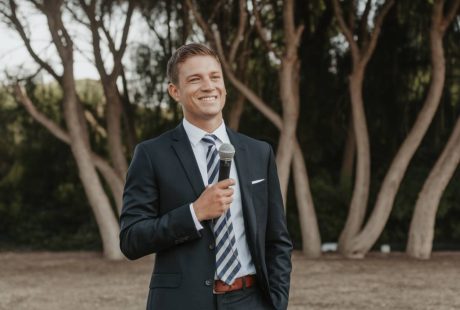 **Balise Title :** Méthode Soncase : définition et secrets d’une technique commerciale --- # La méthode Soncase : un levier puissant pour convaincre et vendre Dans le monde du commerce et de la vente, comprendre les motivations profondes d’un client est la clé du succès. C’est là que la méthode Soncase entre en jeu. Développée pour aider les commerciaux à adapter leur discours et leurs arguments en fonction des besoins psychologiques de leurs prospects, elle demeure une référence incontournable pour optimiser son approche commerciale. Mais comment fonctionne-t-elle réellement ? Quels bénéfices peut-on en tirer ? Décryptons ensemble cette technique qui a fait ses preuves. ## Comprendre la méthode Soncase La méthode Soncase est un acronyme représentant sept motivations d’achat essentielles : - **S**écurité - **O**rgueil - **N**ouveauté - **C**onfort - **A**rgent - **S**ympathie - **E**nvironnement Chaque lettre correspond à une raison psychologique pour laquelle un client pourrait être motivé à acheter un produit ou un service. L’enjeu pour le commercial est de détecter quelles motivations dominent chez son interlocuteur et d’adapter son discours en conséquence. ## Pourquoi cette méthode est-elle si efficace ? Les meilleures stratégies commerciales s’appuient sur la compréhension du client plutôt que sur une simple présentation des caractéristiques du produit. Avec Soncase, l’effort est porté sur l’analyse des attentes et des émotions du prospect, facilitant ainsi la création d’un argumentaire pertinent et persuasif. Par exemple : - Un client sensible à la **sécurité** sera rassuré par des garanties solides ou des certifications officielles. - Un profil attiré par la **nouveauté** appréciera les innovations et les dernières tendances. - Une personne motivée par **l’argent** cherchera le meilleur rapport qualité-prix et des offres exclusives. Cette approche permet d’éviter les discours standardisés et d’affiner sa posture commerciale pour maximiser ses chances de conversion. ## Appliquer la méthode Soncase dans son argumentaire de vente L’application concrète de la méthode Soncase repose sur trois étapes clés : ### 1. Identifier le profil du client L’observation et l’écoute active sont capitales. Posez des questions ouvertes pour cerner les motivations profondes du prospect : - Qu’est-ce qui vous importe le plus dans un produit de ce type ? - Quelles sont vos principales préoccupations lorsque vous choisissez un prestataire ? Ces échanges permettent de détecter rapidement si l’acquéreur est plus sensible à la sécurité, à l’orgueil ou au confort, et d’adapter votre discours. ### 2. Structurer son argumentaire en fonction des besoins Une fois le besoin principal identifié, il est essentiel de reformuler ses arguments en mettant en avant les éléments qui correspondent le mieux aux attentes du client. Plutôt qu’un discours générique, vous devez créer une connexion entre sa motivation principale et votre offre. Si votre prospect recherche avant tout la sécurité, insistez sur les garanties, la conformité aux normes ou encore les références clients rassurantes. ### 3. Ajuster son discours et répondre aux objections Le client peut exprimer des doutes ou poser des objections. Grâce à l’approche Soncase, le commercial peut répondre de manière plus ciblée : - Objection sur le prix ? Valorisez les bénéfices concrets pour justifier l’investissement (motivation **argent**). - Réticences sur la marque ? Mettez en avant son image et son prestige (**orgueil**). - Inquiétude sur la durabilité ? Argumentez sur son impact environnemental et sa conception éco-responsable (**environnement**). Cette approche permet non seulement d’anticiper les objections, mais surtout de transformer celles-ci en opportunités de vente efficace. ## Un cadre efficace mais complémentaire à d’autres techniques Si la méthode Soncase est puissante, elle n’exclut pas l’utilisation d’autres stratégies de persuasion. Elle peut être combinée à des techniques comme la **méthode CAP (Caractéristiques, Avantages, Preuves)** ou encore la **méthode SPIN (Situation, Problème, Implication, Need-payoff)** pour un argumentaire encore plus structuré et impactant. Par ailleurs, l’application de cette méthode doit toujours respecter le cadre juridique entourant la relation commerciale. Selon **l’article L.121-1 du Code de la consommation**, toute technique de vente se doit d’être loyale et ne pas induire le consommateur en erreur. ## Pourquoi adopter cette technique en 2024 ? À l’ère de l’hyper-personnalisation et du commerce orienté vers l’expérience client, la méthode Soncase apparaît comme une solution incontournable pour optimiser un entretien commercial et maximiser les taux de conversion. Elle permet non seulement de construire une relation de confiance, mais aussi d’amener naturellement le client à prendre une décision en adéquation avec ses attentes profondes. Pour les professionnels du commerce et du marketing, maîtriser cet outil, c’est s’armer d’un levier stratégique redoutable pour convaincre, sans forcer la vente. À vous de jouer ! 🚀