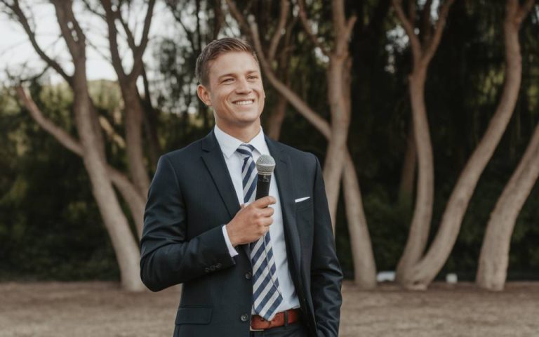 **Balise Title :** Méthode Soncase : définition et secrets d’une technique commerciale --- # La méthode Soncase : un levier puissant pour convaincre et vendre Dans le monde du commerce et de la vente, comprendre les motivations profondes d’un client est la clé du succès. C’est là que la méthode Soncase entre en jeu. Développée pour aider les commerciaux à adapter leur discours et leurs arguments en fonction des besoins psychologiques de leurs prospects, elle demeure une référence incontournable pour optimiser son approche commerciale. Mais comment fonctionne-t-elle réellement ? Quels bénéfices peut-on en tirer ? Décryptons ensemble cette technique qui a fait ses preuves. ## Comprendre la méthode Soncase La méthode Soncase est un acronyme représentant sept motivations d’achat essentielles : - **S**écurité - **O**rgueil - **N**ouveauté - **C**onfort - **A**rgent - **S**ympathie - **E**nvironnement Chaque lettre correspond à une raison psychologique pour laquelle un client pourrait être motivé à acheter un produit ou un service. L’enjeu pour le commercial est de détecter quelles motivations dominent chez son interlocuteur et d’adapter son discours en conséquence. ## Pourquoi cette méthode est-elle si efficace ? Les meilleures stratégies commerciales s’appuient sur la compréhension du client plutôt que sur une simple présentation des caractéristiques du produit. Avec Soncase, l’effort est porté sur l’analyse des attentes et des émotions du prospect, facilitant ainsi la création d’un argumentaire pertinent et persuasif. Par exemple : - Un client sensible à la **sécurité** sera rassuré par des garanties solides ou des certifications officielles. - Un profil attiré par la **nouveauté** appréciera les innovations et les dernières tendances. - Une personne motivée par **l’argent** cherchera le meilleur rapport qualité-prix et des offres exclusives. Cette approche permet d’éviter les discours standardisés et d’affiner sa posture commerciale pour maximiser ses chances de conversion. ## Appliquer la méthode Soncase dans son argumentaire de vente L’application concrète de la méthode Soncase repose sur trois étapes clés : ### 1. Identifier le profil du client L’observation et l’écoute active sont capitales. Posez des questions ouvertes pour cerner les motivations profondes du prospect : - Qu’est-ce qui vous importe le plus dans un produit de ce type ? - Quelles sont vos principales préoccupations lorsque vous choisissez un prestataire ? Ces échanges permettent de détecter rapidement si l’acquéreur est plus sensible à la sécurité, à l’orgueil ou au confort, et d’adapter votre discours. ### 2. Structurer son argumentaire en fonction des besoins Une fois le besoin principal identifié, il est essentiel de reformuler ses arguments en mettant en avant les éléments qui correspondent le mieux aux attentes du client. Plutôt qu’un discours générique, vous devez créer une connexion entre sa motivation principale et votre offre. Si votre prospect recherche avant tout la sécurité, insistez sur les garanties, la conformité aux normes ou encore les références clients rassurantes. ### 3. Ajuster son discours et répondre aux objections Le client peut exprimer des doutes ou poser des objections. Grâce à l’approche Soncase, le commercial peut répondre de manière plus ciblée : - Objection sur le prix ? Valorisez les bénéfices concrets pour justifier l’investissement (motivation **argent**). - Réticences sur la marque ? Mettez en avant son image et son prestige (**orgueil**). - Inquiétude sur la durabilité ? Argumentez sur son impact environnemental et sa conception éco-responsable (**environnement**). Cette approche permet non seulement d’anticiper les objections, mais surtout de transformer celles-ci en opportunités de vente efficace. ## Un cadre efficace mais complémentaire à d’autres techniques Si la méthode Soncase est puissante, elle n’exclut pas l’utilisation d’autres stratégies de persuasion. Elle peut être combinée à des techniques comme la **méthode CAP (Caractéristiques, Avantages, Preuves)** ou encore la **méthode SPIN (Situation, Problème, Implication, Need-payoff)** pour un argumentaire encore plus structuré et impactant. Par ailleurs, l’application de cette méthode doit toujours respecter le cadre juridique entourant la relation commerciale. Selon **l’article L.121-1 du Code de la consommation**, toute technique de vente se doit d’être loyale et ne pas induire le consommateur en erreur. ## Pourquoi adopter cette technique en 2024 ? À l’ère de l’hyper-personnalisation et du commerce orienté vers l’expérience client, la méthode Soncase apparaît comme une solution incontournable pour optimiser un entretien commercial et maximiser les taux de conversion. Elle permet non seulement de construire une relation de confiance, mais aussi d’amener naturellement le client à prendre une décision en adéquation avec ses attentes profondes. Pour les professionnels du commerce et du marketing, maîtriser cet outil, c’est s’armer d’un levier stratégique redoutable pour convaincre, sans forcer la vente. À vous de jouer ! 🚀