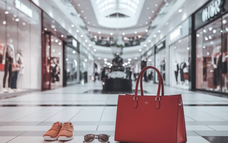 **Balise Title :** Différents types de clients : comprendre la typologie pour mieux vendre --- # Différents types de clients : comment adapter votre approche commerciale ? Connaître ses produits ou services, c'est bien, mais comprendre ses clients, c'est encore mieux ! Dans un marché ultra-concurrentiel, il ne suffit pas de vendre, il faut vendre **efficacement**. Et pour cela, la clé réside dans une bonne **typologie des clients**. Chaque client a des attentes, des motivations et des comportements d'achat spécifiques. Adapter son approche commerciale en fonction de ces différences permet non seulement de maximiser ses ventes, mais aussi de fidéliser sa clientèle sur le long terme. ## Pourquoi segmenter ses clients ? La segmentation de la clientèle repose sur une idée simple : **tous les clients ne se valent pas**… du moins en ce qui concerne leurs attentes et leurs comportements d'achat. Une approche commerciale unique ne pourra pas séduire à la fois un client pragmatique à la recherche du meilleur rapport qualité-prix et un client émotionnel guidé par le prestige ou l'expérience utilisateur. Dans le cadre légal, le **Règlement général sur la protection des données (RGPD)** (Règlement (UE) 2016/679) impose aux entreprises de traiter les données clients avec transparence et éthique lorsqu'elles procèdent à de la segmentation marketing. S'assurer que la collecte et l'utilisation des données respectent ces contraintes est un impératif pour éviter des sanctions. ## Les principaux types de clients et comment les aborder ### 1. Le client rationnel **Son profil :** Il analyse ses achats avec minutie, compare les produits et services et cherche le meilleur rapport qualité-prix. Il ne se laisse pas influencer par les émotions ou les stratégies marketing superficielles. ✅ **Comment le convaincre ?** - Mettez en avant les **avantages concrets** du produit avec des chiffres précis. - Proposez des **comparatifs** ou des **études de cas**. - Offrez une garantie ou une démonstration pour minimiser le risque perçu. ### 2. Le client impulsif **Son profil :** Il achète sur un coup de tête, attiré par un argument percutant ou une offre limitée dans le temps. Il est sensible aux émotions et aux expériences. ✅ **Comment l'attirer ?** - Jouez sur l'**urgence** avec des promotions à durée limitée. - Rendez l'expérience d'achat **intuitive et fluide** pour éviter qu'il abandonne en cours de route. - Utilisez des éléments visuels forts et engageants dans votre marketing (vidéos, contenus interactifs). ### 3. Le client fidèle **Son profil :** Il ne jure que par **vos produits ou services**, revient régulièrement et recommande votre marque autour de lui. Un véritable ambassadeur ! ✅ **Comment le chouchouter ?** - Mettez en place un **programme de fidélité attractif**. - Offrez-lui des **avantages exclusifs** (avant-premières, réductions personnalisées). - Sollicitez son avis et impliquez-le dans l'évolution de vos offres. ### 4. Le client sceptique **Son profil :** Méfiant, il a besoin d’être **rassuré** avant de passer à l'achat. Il peut avoir été déçu par d'autres marques ou simplement être exigeant de nature. ✅ **Comment le mettre en confiance ?** - Montrez des **témoignages clients authentiques** et des avis vérifiés. - Mettez en avant votre **service après-vente** et vos garanties. - Soyez **patient et pédagogue** dans votre argumentaire. ### 5. Le client exigeant **Son profil :** Il veut **tout, tout de suite, et à la perfection** ! Souvent très informé, il pose des questions précises et attend un service impeccable. ✅ **Comment le satisfaire ?** - Soignez **chaque point de contact** (site internet, service client, délai de réponse…). - Personnalisez votre approche et proposez un **service premium** si possible. - Faites preuve de réactivité et d’un **suivi assidu**. ## L’adaptation, clé d’un business florissant Maîtriser la **typologie des clients** est un levier stratégique puissant pour une entreprise. En comprenant les motivations et comportements de vos différents clients, vous pourrez affiner vos** techniques de vente**, adapter vos argumentaires et proposer une expérience client sur mesure. Alors, prêt à vous adapter pour mieux vendre ? 🚀