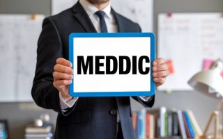 **Balise Title :** Méthode MEDDIC : comment l’appliquer pour booster vos ventes --- # Méthode MEDDIC : comprendre et appliquer cette approche pour vendre mieux En matière de vente B2B, il ne suffit plus d’avoir un bon produit ou service : il faut une approche structurée et efficace pour convaincre les clients les plus exigeants. C’est là qu’intervient la méthode MEDDIC, un processus de qualification des prospects devenu une référence pour maximiser les chances de conversion. Mais comment fonctionne réellement cette méthode ? Pourquoi est-elle si efficace ? Et surtout, comment l’adopter pour améliorer vos performances commerciales ? Plongeons ensemble dans l’univers de MEDDIC. ## La méthode MEDDIC : de quoi parle-t-on ? Développée dans les années 1990 par Jack Napoli et Dick Dunkel chez PTC, la méthode MEDDIC est un cadre structuré permettant aux commerciaux d’évaluer précisément le potentiel d’un prospect avant d’investir du temps et des ressources dans une opportunité de vente. MEDDIC est un acronyme qui regroupe six critères essentiels : - **Metrics (Métriques)** : Quels sont les indicateurs de succès mesurables du client ? Ce critère permet de quantifier l’impact de votre solution. - **Economic Buyer (Acheteur économique)** : Qui est la personne ayant le pouvoir de décision budgétaire ? - **Decision Criteria (Critères de décision)** : Sur quels éléments repose la décision d’achat du client ? - **Decision Process (Processus décisionnel)** : Comment l’entreprise prend-elle ses décisions d’achat ? - **Identify Pain (Problématique identifiée)** : Quel problème votre prospect cherche-t-il à résoudre ? - **Champion (Soutien interne)** : Existe-t-il un interlocuteur interne prêt à soutenir votre solution en interne ? En maîtrisant ces six composantes, les commerciaux évitent de gaspiller du temps sur des opportunités peu rentables et se concentrent sur celles qui ont le plus de chances d’aboutir. ## Pourquoi adopter la méthode MEDDIC ? La qualification des leads est un enjeu capital pour toute équipe de vente. Une mauvaise qualification entraîne des cycles de vente interminables et des taux de conversion en berne. La méthode MEDDIC présente plusieurs avantages : ✅ **Un gain de temps considérable** : En évaluant dès le départ le sérieux d’un prospect, vous évitez les discussions inutiles. ✅ **Un taux de conversion amélioré** : En ciblant les prospects réellement qualifiés, les commerciaux signent plus de contrats. ✅ **Un alignement entre marketing et ventes** : Cette méthode permet de mieux cibler les prospects à fort potentiel dès la phase de prospection. De nombreuses entreprises B2B, notamment dans les secteurs du SaaS, du conseil et de l’industrie, ont adopté cette approche pour structurer et améliorer leurs processus de vente. ## Comment appliquer MEDDIC dans votre stratégie commerciale ? La mise en œuvre de la méthode MEDDIC repose sur une approche bien structurée de la prospection et de la gestion des opportunités. Voici quelques conseils concrets pour l'utiliser efficacement. ### 1. **Poser les bonnes questions dès le départ** Lors des premiers échanges avec un prospect, concentrez-vous sur la récolte d’informations liées aux six critères de MEDDIC. Quelques questions utiles : - **Métriques** : Quels objectifs chiffrés souhaitez-vous atteindre ? - **Acheteur économique** : Qui valide le budget pour ce type de solution ? - **Critères de décision** : Quels sont les éléments déterminants dans votre choix d’un fournisseur ? - **Processus décisionnel** : Comment ce type d’achat est-il validé au sein de votre entreprise ? - **Problématique identifiée** : Quelles difficultés rencontrez-vous actuellement ? - **Champion** : Y a-t-il une personne en interne qui soutient l’adoption de cette solution ? ### 2. **Repérer l’acheteur économique rapidement** Dans un environnement B2B, l'interlocuteur initial n'est pas toujours celui qui signe le contrat. Identifiez le décideur principal et adaptez votre discours en fonction de ses priorités et de ses attentes. ### 3. **Comprendre en détail le processus décisionnel** Chaque entreprise a son propre mode de fonctionnement en matière d’achats. Prenez le temps de cartographier ce processus pour anticiper les obstacles et influencer favorablement la prise de décision. ### 4. **S’appuyer sur un champion interne** Un « champion » est une personne au sein de l’organisation du client qui croit en votre solution et peut défendre votre projet en interne. Identifiez cet allié et armez-le des arguments nécessaires pour convaincre les autres parties prenantes. ### 5. **Utiliser des métriques percutantes** Les décideurs aiment les chiffres ! Démontrer l’impact concret de votre solution avec des chiffres précis permet de rassurer et de renforcer votre crédibilité. ## MEDDIC et cadre légal : quelles obligations respecter ? Dans le cadre du respect de la conformité et d’une approche de vente professionnelle, plusieurs textes législatifs peuvent encadrer la mise en œuvre de la méthode MEDDIC en France : - **RGPD (Règlement Général sur la Protection des Données - Règlement (UE) 2016/679)** : Lors de la qualification des prospects, il est essentiel de respecter les règles liées à la collecte et au traitement des données personnelles. Assurez-vous d'obtenir le consentement des prospects et de sécuriser leurs informations. - **Loi Sapin II (Loi n° 2016-1691 du 9 décembre 2016)** : Cette loi vise à lutter contre la corruption et impose des pratiques transparentes dans les transactions commerciales. Une qualification rigoureuse des prospects permet de limiter les risques liés à des pratiques non conformes. - **Code de commerce (Article L. 442-6)** : Cet article encadre certaines pratiques commerciales abusives et impose une transparence dans les relations commerciales. L'utilisation de MEDDIC doit être en cohérence avec ces exigences. ## Un outil puissant pour structurer votre approche commerciale MEDDIC n’est pas une simple méthode, c’est un véritable levier stratégique pour optimiser les ventes et canaliser l’énergie commerciale vers les opportunités les plus prometteuses. En structurant votre qualification de leads avec ce cadre, vous gagnez en efficacité, en pertinence et en rentabilité. Si vous cherchez à améliorer votre process de vente et à réduire les pertes de temps avec des prospects peu qualifiés, adoptez MEDDIC : vous verrez rapidement la différence. Alors, prêt à structurer vos ventes avec cette méthode ?