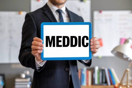 **Balise Title :** Méthode MEDDIC : comment l’appliquer pour booster vos ventes --- # Méthode MEDDIC : comprendre et appliquer cette approche pour vendre mieux En matière de vente B2B, il ne suffit plus d’avoir un bon produit ou service : il faut une approche structurée et efficace pour convaincre les clients les plus exigeants. C’est là qu’intervient la méthode MEDDIC, un processus de qualification des prospects devenu une référence pour maximiser les chances de conversion. Mais comment fonctionne réellement cette méthode ? Pourquoi est-elle si efficace ? Et surtout, comment l’adopter pour améliorer vos performances commerciales ? Plongeons ensemble dans l’univers de MEDDIC. ## La méthode MEDDIC : de quoi parle-t-on ? Développée dans les années 1990 par Jack Napoli et Dick Dunkel chez PTC, la méthode MEDDIC est un cadre structuré permettant aux commerciaux d’évaluer précisément le potentiel d’un prospect avant d’investir du temps et des ressources dans une opportunité de vente. MEDDIC est un acronyme qui regroupe six critères essentiels : - **Metrics (Métriques)** : Quels sont les indicateurs de succès mesurables du client ? Ce critère permet de quantifier l’impact de votre solution. - **Economic Buyer (Acheteur économique)** : Qui est la personne ayant le pouvoir de décision budgétaire ? - **Decision Criteria (Critères de décision)** : Sur quels éléments repose la décision d’achat du client ? - **Decision Process (Processus décisionnel)** : Comment l’entreprise prend-elle ses décisions d’achat ? - **Identify Pain (Problématique identifiée)** : Quel problème votre prospect cherche-t-il à résoudre ? - **Champion (Soutien interne)** : Existe-t-il un interlocuteur interne prêt à soutenir votre solution en interne ? En maîtrisant ces six composantes, les commerciaux évitent de gaspiller du temps sur des opportunités peu rentables et se concentrent sur celles qui ont le plus de chances d’aboutir. ## Pourquoi adopter la méthode MEDDIC ? La qualification des leads est un enjeu capital pour toute équipe de vente. Une mauvaise qualification entraîne des cycles de vente interminables et des taux de conversion en berne. La méthode MEDDIC présente plusieurs avantages : ✅ **Un gain de temps considérable** : En évaluant dès le départ le sérieux d’un prospect, vous évitez les discussions inutiles. ✅ **Un taux de conversion amélioré** : En ciblant les prospects réellement qualifiés, les commerciaux signent plus de contrats. ✅ **Un alignement entre marketing et ventes** : Cette méthode permet de mieux cibler les prospects à fort potentiel dès la phase de prospection. De nombreuses entreprises B2B, notamment dans les secteurs du SaaS, du conseil et de l’industrie, ont adopté cette approche pour structurer et améliorer leurs processus de vente. ## Comment appliquer MEDDIC dans votre stratégie commerciale ? La mise en œuvre de la méthode MEDDIC repose sur une approche bien structurée de la prospection et de la gestion des opportunités. Voici quelques conseils concrets pour l'utiliser efficacement. ### 1. **Poser les bonnes questions dès le départ** Lors des premiers échanges avec un prospect, concentrez-vous sur la récolte d’informations liées aux six critères de MEDDIC. Quelques questions utiles : - **Métriques** : Quels objectifs chiffrés souhaitez-vous atteindre ? - **Acheteur économique** : Qui valide le budget pour ce type de solution ? - **Critères de décision** : Quels sont les éléments déterminants dans votre choix d’un fournisseur ? - **Processus décisionnel** : Comment ce type d’achat est-il validé au sein de votre entreprise ? - **Problématique identifiée** : Quelles difficultés rencontrez-vous actuellement ? - **Champion** : Y a-t-il une personne en interne qui soutient l’adoption de cette solution ? ### 2. **Repérer l’acheteur économique rapidement** Dans un environnement B2B, l'interlocuteur initial n'est pas toujours celui qui signe le contrat. Identifiez le décideur principal et adaptez votre discours en fonction de ses priorités et de ses attentes. ### 3. **Comprendre en détail le processus décisionnel** Chaque entreprise a son propre mode de fonctionnement en matière d’achats. Prenez le temps de cartographier ce processus pour anticiper les obstacles et influencer favorablement la prise de décision. ### 4. **S’appuyer sur un champion interne** Un « champion » est une personne au sein de l’organisation du client qui croit en votre solution et peut défendre votre projet en interne. Identifiez cet allié et armez-le des arguments nécessaires pour convaincre les autres parties prenantes. ### 5. **Utiliser des métriques percutantes** Les décideurs aiment les chiffres ! Démontrer l’impact concret de votre solution avec des chiffres précis permet de rassurer et de renforcer votre crédibilité. ## MEDDIC et cadre légal : quelles obligations respecter ? Dans le cadre du respect de la conformité et d’une approche de vente professionnelle, plusieurs textes législatifs peuvent encadrer la mise en œuvre de la méthode MEDDIC en France : - **RGPD (Règlement Général sur la Protection des Données - Règlement (UE) 2016/679)** : Lors de la qualification des prospects, il est essentiel de respecter les règles liées à la collecte et au traitement des données personnelles. Assurez-vous d'obtenir le consentement des prospects et de sécuriser leurs informations. - **Loi Sapin II (Loi n° 2016-1691 du 9 décembre 2016)** : Cette loi vise à lutter contre la corruption et impose des pratiques transparentes dans les transactions commerciales. Une qualification rigoureuse des prospects permet de limiter les risques liés à des pratiques non conformes. - **Code de commerce (Article L. 442-6)** : Cet article encadre certaines pratiques commerciales abusives et impose une transparence dans les relations commerciales. L'utilisation de MEDDIC doit être en cohérence avec ces exigences. ## Un outil puissant pour structurer votre approche commerciale MEDDIC n’est pas une simple méthode, c’est un véritable levier stratégique pour optimiser les ventes et canaliser l’énergie commerciale vers les opportunités les plus prometteuses. En structurant votre qualification de leads avec ce cadre, vous gagnez en efficacité, en pertinence et en rentabilité. Si vous cherchez à améliorer votre process de vente et à réduire les pertes de temps avec des prospects peu qualifiés, adoptez MEDDIC : vous verrez rapidement la différence. Alors, prêt à structurer vos ventes avec cette méthode ?