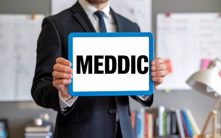 **Balise Title :** Méthode MEDDIC : comment l’appliquer pour booster vos ventes --- # Méthode MEDDIC : comprendre et appliquer cette approche pour vendre mieux En matière de vente B2B, il ne suffit plus d’avoir un bon produit ou service : il faut une approche structurée et efficace pour convaincre les clients les plus exigeants. C’est là qu’intervient la méthode MEDDIC, un processus de qualification des prospects devenu une référence pour maximiser les chances de conversion. Mais comment fonctionne réellement cette méthode ? Pourquoi est-elle si efficace ? Et surtout, comment l’adopter pour améliorer vos performances commerciales ? Plongeons ensemble dans l’univers de MEDDIC. ## La méthode MEDDIC : de quoi parle-t-on ? Développée dans les années 1990 par Jack Napoli et Dick Dunkel chez PTC, la méthode MEDDIC est un cadre structuré permettant aux commerciaux d’évaluer précisément le potentiel d’un prospect avant d’investir du temps et des ressources dans une opportunité de vente. MEDDIC est un acronyme qui regroupe six critères essentiels : - **Metrics (Métriques)** : Quels sont les indicateurs de succès mesurables du client ? Ce critère permet de quantifier l’impact de votre solution. - **Economic Buyer (Acheteur économique)** : Qui est la personne ayant le pouvoir de décision budgétaire ? - **Decision Criteria (Critères de décision)** : Sur quels éléments repose la décision d’achat du client ? - **Decision Process (Processus décisionnel)** : Comment l’entreprise prend-elle ses décisions d’achat ? - **Identify Pain (Problématique identifiée)** : Quel problème votre prospect cherche-t-il à résoudre ? - **Champion (Soutien interne)** : Existe-t-il un interlocuteur interne prêt à soutenir votre solution en interne ? En maîtrisant ces six composantes, les commerciaux évitent de gaspiller du temps sur des opportunités peu rentables et se concentrent sur celles qui ont le plus de chances d’aboutir. ## Pourquoi adopter la méthode MEDDIC ? La qualification des leads est un enjeu capital pour toute équipe de vente. Une mauvaise qualification entraîne des cycles de vente interminables et des taux de conversion en berne. La méthode MEDDIC présente plusieurs avantages : ✅ **Un gain de temps considérable** : En évaluant dès le départ le sérieux d’un prospect, vous évitez les discussions inutiles. ✅ **Un taux de conversion amélioré** : En ciblant les prospects réellement qualifiés, les commerciaux signent plus de contrats. ✅ **Un alignement entre marketing et ventes** : Cette méthode permet de mieux cibler les prospects à fort potentiel dès la phase de prospection. De nombreuses entreprises B2B, notamment dans les secteurs du SaaS, du conseil et de l’industrie, ont adopté cette approche pour structurer et améliorer leurs processus de vente. ## Comment appliquer MEDDIC dans votre stratégie commerciale ? La mise en œuvre de la méthode MEDDIC repose sur une approche bien structurée de la prospection et de la gestion des opportunités. Voici quelques conseils concrets pour l'utiliser efficacement. ### 1. **Poser les bonnes questions dès le départ** Lors des premiers échanges avec un prospect, concentrez-vous sur la récolte d’informations liées aux six critères de MEDDIC. Quelques questions utiles : - **Métriques** : Quels objectifs chiffrés souhaitez-vous atteindre ? - **Acheteur économique** : Qui valide le budget pour ce type de solution ? - **Critères de décision** : Quels sont les éléments déterminants dans votre choix d’un fournisseur ? - **Processus décisionnel** : Comment ce type d’achat est-il validé au sein de votre entreprise ? - **Problématique identifiée** : Quelles difficultés rencontrez-vous actuellement ? - **Champion** : Y a-t-il une personne en interne qui soutient l’adoption de cette solution ? ### 2. **Repérer l’acheteur économique rapidement** Dans un environnement B2B, l'interlocuteur initial n'est pas toujours celui qui signe le contrat. Identifiez le décideur principal et adaptez votre discours en fonction de ses priorités et de ses attentes. ### 3. **Comprendre en détail le processus décisionnel** Chaque entreprise a son propre mode de fonctionnement en matière d’achats. Prenez le temps de cartographier ce processus pour anticiper les obstacles et influencer favorablement la prise de décision. ### 4. **S’appuyer sur un champion interne** Un « champion » est une personne au sein de l’organisation du client qui croit en votre solution et peut défendre votre projet en interne. Identifiez cet allié et armez-le des arguments nécessaires pour convaincre les autres parties prenantes. ### 5. **Utiliser des métriques percutantes** Les décideurs aiment les chiffres ! Démontrer l’impact concret de votre solution avec des chiffres précis permet de rassurer et de renforcer votre crédibilité. ## MEDDIC et cadre légal : quelles obligations respecter ? Dans le cadre du respect de la conformité et d’une approche de vente professionnelle, plusieurs textes législatifs peuvent encadrer la mise en œuvre de la méthode MEDDIC en France : - **RGPD (Règlement Général sur la Protection des Données - Règlement (UE) 2016/679)** : Lors de la qualification des prospects, il est essentiel de respecter les règles liées à la collecte et au traitement des données personnelles. Assurez-vous d'obtenir le consentement des prospects et de sécuriser leurs informations. - **Loi Sapin II (Loi n° 2016-1691 du 9 décembre 2016)** : Cette loi vise à lutter contre la corruption et impose des pratiques transparentes dans les transactions commerciales. Une qualification rigoureuse des prospects permet de limiter les risques liés à des pratiques non conformes. - **Code de commerce (Article L. 442-6)** : Cet article encadre certaines pratiques commerciales abusives et impose une transparence dans les relations commerciales. L'utilisation de MEDDIC doit être en cohérence avec ces exigences. ## Un outil puissant pour structurer votre approche commerciale MEDDIC n’est pas une simple méthode, c’est un véritable levier stratégique pour optimiser les ventes et canaliser l’énergie commerciale vers les opportunités les plus prometteuses. En structurant votre qualification de leads avec ce cadre, vous gagnez en efficacité, en pertinence et en rentabilité. Si vous cherchez à améliorer votre process de vente et à réduire les pertes de temps avec des prospects peu qualifiés, adoptez MEDDIC : vous verrez rapidement la différence. Alors, prêt à structurer vos ventes avec cette méthode ?