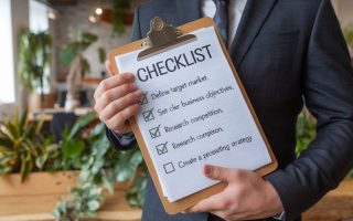 **Balise Title :** Plan de prospection commerciale : étapes clés pour réussir # Comment construire un plan de prospection commerciale efficace ? La prospection commerciale est une pierre angulaire du développement d’une entreprise. Sans un flux constant de nouveaux clients, difficile d’assurer une croissance durable. Pourtant, trop d’entreprises se lancent dans la prospection à l’aveugle, sans méthode ni objectifs clairs. Résultat ? Perte de temps, frustration des équipes et ROI décevant. Un bon plan de prospection commerciale repose sur une approche structurée et réfléchie. Dans cet article, nous allons voir quelles sont les étapes clés pour bâtir un plan efficace et maximiser vos chances de succès. Suivez le guide ! ## 1. Définir son marché cible avec précision Avant de décrocher votre téléphone ou d’envoyer vos premiers e-mails, il est essentiel de savoir à qui vous vous adressez. Une prospection mal ciblée, c’est comme essayer de vendre un abonnement à une salle de sport à quelqu’un qui n’a jamais fait d’exercice de sa vie : perte de temps et d’énergie. 👉 **Posez-vous ces questions :** - Qui sont vos clients idéaux ? (taille d’entreprise, secteur d’activité, localisation…) - Quels sont leurs besoins et leurs points de douleur ? - Quelle valeur ajoutée votre offre leur apporte-t-elle par rapport à la concurrence ? 💡 **Outil utile :** Pensez à segmenter votre marché avec la méthode BANT (Budget, Authority, Need, Timing) pour qualifier efficacement vos prospects. ## 2. Définir des objectifs commerciaux clairs Un plan de prospection sans objectifs précis, c’est comme un GPS sans destination. Pour structurer votre démarche, définissez des objectifs quantifiables et mesurables (SMART) : ✅ Objectifs de volume : nombre de prospects contactés chaque semaine ✅ Objectifs de conversion : taux de prise de rendez-vous ou de transformation ✅ Objectifs financiers : chiffre d’affaires généré grâce à la prospection **Astuce :** Considérez la loi de Pareto (80/20) : 80 % de vos résultats viendront de 20 % de vos efforts. Analysez où se situent les opportunités les plus rentables et concentrez-vous dessus. ## 3. Choisir les bons canaux de prospection Faut-il privilégier le téléphone, l’e-mail, LinkedIn ou encore la prospection physique ? La réponse dépendra de votre marché et de vos cibles. Voici un aperçu des canaux les plus efficaces : 📞 **Prospection téléphonique** : Idéale pour créer un contact direct et qualifier rapidement un lead. 📧 **E-mailing** : Efficace pour introduire votre offre et nourrir votre prospect sur le long terme. 💼 **Networking & évènements** : Formidables leviers pour développer une relation de confiance. 👥 **Réseaux sociaux (notamment LinkedIn)** : Un excellent moyen de cibler précisément vos interlocuteurs et d’engager la conversation. 💡 **Le saviez-vous ?** Selon une étude HubSpot, les entreprises qui combinent plusieurs canaux de prospection augmentent leurs chances de conversion de 25 %. ## 4. Concevoir un script de prospection percutant Un bon discours commercial est l’arme secrète d’un prospecteur efficace. Il doit être structuré pour capter l’attention et susciter l’intérêt de votre interlocuteur dès les premières secondes. **Les éléments clés d’un script réussi** : ✔ Une accroche impactante qui suscite la curiosité (« Bonjour [Nom], j’ai une solution qui pourrait vous aider à [résoudre un problème spécifique] ») ✔ Une argumentation fondée sur la valeur et les bénéfices concrets ✔ Une réponse aux objections bien préparée ✔ Un call-to-action clair (exemple : proposer un rendez-vous) 📌 **Point juridique à retenir** : Assurez-vous de respecter la réglementation en matière de démarchage téléphonique et d’e-mailing (RGPD – Règlement Général sur la Protection des Données). L’article 21 du RGPD impose notamment d’obtenir le consentement avant d’envoyer des communications commerciales par e-mail. ## 5. Suivre et analyser ses performances La prospection efficace ne s’arrête pas à l’envoi de quelques e-mails ou appels. Il est crucial d’analyser les résultats et d’ajuster votre approche en continu. ❌ Si votre taux de réponse est faible, revoyez votre message ou votre cible. 📊 Suivez vos performances via un CRM (HubSpot, Salesforce, Pipedrive…) pour centraliser données et retours. 🔄 Testez différentes approches (A/B testing sur vos e-mails, variation de pitchs en appel) pour identifier ce qui fonctionne le mieux. ✍ **Petit rappel réglementaire** : En France, si vous collectez des données prospects, vous devez respecter les obligations de la CNIL concernant la conservation et la gestion des données personnelles (voir loi Informatique et Libertés n°78-17). --- Un bon plan de prospection commerciale, c’est avant tout une stratégie construite avec méthode et persévérance. Cibler les bons prospects, utiliser les canaux adaptés, affiner son discours et suivre ses performances sont les piliers d’une prospection réussie. Il ne vous reste plus qu’à passer à l’action et structurer votre propre plan de prospection ! 🚀