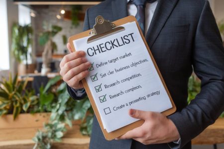 **Balise Title :** Plan de prospection commerciale : étapes clés pour réussir # Comment construire un plan de prospection commerciale efficace ? La prospection commerciale est une pierre angulaire du développement d’une entreprise. Sans un flux constant de nouveaux clients, difficile d’assurer une croissance durable. Pourtant, trop d’entreprises se lancent dans la prospection à l’aveugle, sans méthode ni objectifs clairs. Résultat ? Perte de temps, frustration des équipes et ROI décevant. Un bon plan de prospection commerciale repose sur une approche structurée et réfléchie. Dans cet article, nous allons voir quelles sont les étapes clés pour bâtir un plan efficace et maximiser vos chances de succès. Suivez le guide ! ## 1. Définir son marché cible avec précision Avant de décrocher votre téléphone ou d’envoyer vos premiers e-mails, il est essentiel de savoir à qui vous vous adressez. Une prospection mal ciblée, c’est comme essayer de vendre un abonnement à une salle de sport à quelqu’un qui n’a jamais fait d’exercice de sa vie : perte de temps et d’énergie. 👉 **Posez-vous ces questions :** - Qui sont vos clients idéaux ? (taille d’entreprise, secteur d’activité, localisation…) - Quels sont leurs besoins et leurs points de douleur ? - Quelle valeur ajoutée votre offre leur apporte-t-elle par rapport à la concurrence ? 💡 **Outil utile :** Pensez à segmenter votre marché avec la méthode BANT (Budget, Authority, Need, Timing) pour qualifier efficacement vos prospects. ## 2. Définir des objectifs commerciaux clairs Un plan de prospection sans objectifs précis, c’est comme un GPS sans destination. Pour structurer votre démarche, définissez des objectifs quantifiables et mesurables (SMART) : ✅ Objectifs de volume : nombre de prospects contactés chaque semaine ✅ Objectifs de conversion : taux de prise de rendez-vous ou de transformation ✅ Objectifs financiers : chiffre d’affaires généré grâce à la prospection **Astuce :** Considérez la loi de Pareto (80/20) : 80 % de vos résultats viendront de 20 % de vos efforts. Analysez où se situent les opportunités les plus rentables et concentrez-vous dessus. ## 3. Choisir les bons canaux de prospection Faut-il privilégier le téléphone, l’e-mail, LinkedIn ou encore la prospection physique ? La réponse dépendra de votre marché et de vos cibles. Voici un aperçu des canaux les plus efficaces : 📞 **Prospection téléphonique** : Idéale pour créer un contact direct et qualifier rapidement un lead. 📧 **E-mailing** : Efficace pour introduire votre offre et nourrir votre prospect sur le long terme. 💼 **Networking & évènements** : Formidables leviers pour développer une relation de confiance. 👥 **Réseaux sociaux (notamment LinkedIn)** : Un excellent moyen de cibler précisément vos interlocuteurs et d’engager la conversation. 💡 **Le saviez-vous ?** Selon une étude HubSpot, les entreprises qui combinent plusieurs canaux de prospection augmentent leurs chances de conversion de 25 %. ## 4. Concevoir un script de prospection percutant Un bon discours commercial est l’arme secrète d’un prospecteur efficace. Il doit être structuré pour capter l’attention et susciter l’intérêt de votre interlocuteur dès les premières secondes. **Les éléments clés d’un script réussi** : ✔ Une accroche impactante qui suscite la curiosité (« Bonjour [Nom], j’ai une solution qui pourrait vous aider à [résoudre un problème spécifique] ») ✔ Une argumentation fondée sur la valeur et les bénéfices concrets ✔ Une réponse aux objections bien préparée ✔ Un call-to-action clair (exemple : proposer un rendez-vous) 📌 **Point juridique à retenir** : Assurez-vous de respecter la réglementation en matière de démarchage téléphonique et d’e-mailing (RGPD – Règlement Général sur la Protection des Données). L’article 21 du RGPD impose notamment d’obtenir le consentement avant d’envoyer des communications commerciales par e-mail. ## 5. Suivre et analyser ses performances La prospection efficace ne s’arrête pas à l’envoi de quelques e-mails ou appels. Il est crucial d’analyser les résultats et d’ajuster votre approche en continu. ❌ Si votre taux de réponse est faible, revoyez votre message ou votre cible. 📊 Suivez vos performances via un CRM (HubSpot, Salesforce, Pipedrive…) pour centraliser données et retours. 🔄 Testez différentes approches (A/B testing sur vos e-mails, variation de pitchs en appel) pour identifier ce qui fonctionne le mieux. ✍ **Petit rappel réglementaire** : En France, si vous collectez des données prospects, vous devez respecter les obligations de la CNIL concernant la conservation et la gestion des données personnelles (voir loi Informatique et Libertés n°78-17). --- Un bon plan de prospection commerciale, c’est avant tout une stratégie construite avec méthode et persévérance. Cibler les bons prospects, utiliser les canaux adaptés, affiner son discours et suivre ses performances sont les piliers d’une prospection réussie. Il ne vous reste plus qu’à passer à l’action et structurer votre propre plan de prospection ! 🚀