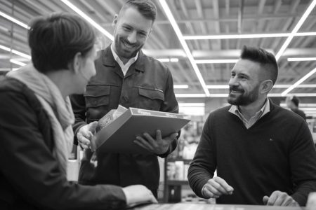 **Balise Title :** Réponse aux objections : comment convaincre un client en vente --- # Réponse aux objections : maîtriser l’art de convaincre un client en vente Vous avez face à vous un client intéressé, la discussion avance bien… et soudain, il bloque. Il hésite, pose des questions difficiles, exprime des doutes. C’est ici que tout se joue : votre capacité à répondre efficacement aux objections fera la différence entre une vente conclue et une occasion perdue. Alors, comment transformer ces résistances en opportunités ? ## Comprendre les objections : un passage obligé en vente Avant de penser à répondre, il faut comprendre pourquoi les objections apparaissent. Elles sont souvent le signe d’un réel intérêt de la part du client mais aussi d’un besoin de clarification ou de réassurance. En général, elles se regroupent en plusieurs catégories : - **L’objection prix** : “C’est trop cher.” - **Le doute sur la valeur** : “Je ne suis pas certain que cela me convienne.” - **L’hésitation face à la concurrence** : “J’ai vu une offre équivalente ailleurs.” - **Le manque de confiance** : “Je ne vous connais pas assez.” - **Le faux prétexte** : “Je vais y réfléchir.” Un bon commercial ne redoute pas ces objections : il les anticipe et sait les transformer en opportunités. ## La méthode infaillible pour répondre aux objections en vente ### 1. **Écouter attentivement sans interrompre** Rien de pire que de répondre trop vite sans avoir réellement compris le fond du problème. Laissez le client s’exprimer complètement, posez des questions pour creuser son objection et reformulez pour valider votre compréhension. ### 2. **Valider l’objection : montrer qu’elle est légitime** Un client qui évoque une objection veut être pris au sérieux. Plutôt que de la rejeter d’emblée, reconnaissez sa pertinence. Exemple : “Je comprends que le prix puisse être un critère important pour vous, c’est tout à fait normal.” Cela crée un climat de confiance. ### 3. **Répondre avec des arguments impactants** Votre objectif est d’apporter une **réponse constructive** en mettant en avant la **valeur ajoutée** de votre produit ou service. Vous pouvez utiliser : - **La reformulation positive** : “Plutôt que de voir cela comme un coût, voyez-le comme un investissement qui vous permettra de…” - **La preuve sociale** : “Un de nos clients avait la même hésitation, voici ce qui s’est passé après son achat…” - **La technique du boomerang** : Transformer l’objection en avantage : “Justement, si notre solution est un peu plus chère, c’est parce que nous offrons une garantie supplémentaire.” ### 4. **Poser une question de validation** Une fois l’objection traitée, ne laissez pas de place au doute. Vérifiez si votre réponse satisfait votre interlocuteur : **“Est-ce que cela répond à votre préoccupation ?”**. Si ce n’est pas le cas, il reste peut-être un doute non exprimé qu’il faudra dénouer. ### 5. **Passer à l’action et clôturer la vente** Si l’objection est levée, c’est le moment de finaliser : **“Si nous avançons ensemble, voici la prochaine étape…”**. Il est essentiel de guider le client vers son engagement. ## Ce que dit la loi sur la transparence dans la réponse aux objections En France, la **loi encadre strictement les pratiques commerciales** afin de protéger les consommateurs des argumentaires trompeurs ou fallacieux. Selon **l’article L.121-1 du Code de la consommation**, une pratique commerciale est réputée trompeuse si elle repose sur de fausses allégations ou omet des éléments essentiels de la décision d’achat du consommateur. Ainsi, lorsqu’un client soulève une objection liée au prix, aux garanties ou aux conditions générales de l’offre, il est impératif d’être clair, précis et de **ne jamais induire en erreur**. ## Savoir répondre aux objections, une compétence clé en vente Les objections ne sont pas des freins, mais des **étapes naturelles** du processus de vente. Plus que de simples réponses, ce sont des **occasions d’expliquer, de rassurer et de convaincre**. Un bon commercial ne cherche pas à les éviter, mais à les utiliser pour renforcer l’engagement du client. Alors, la prochaine fois qu’un client vous dira “c’est trop cher”, voyez-y l’opportunité parfaite de lui démontrer toute la valeur de votre offre ! 🚀