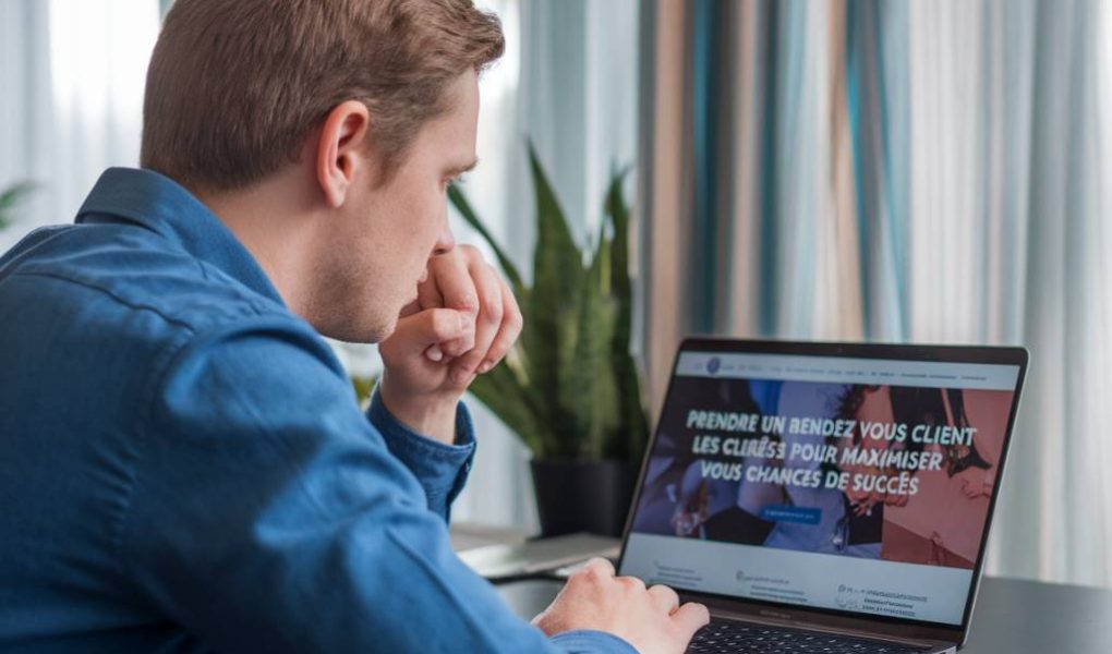 **Balise Title :** Prise de rendez-vous client : conseils pour réussir vos échanges --- # Prendre un rendez-vous client : les clés pour maximiser vos chances de succès Le rendez-vous client est un moment décisif pour tout professionnel du commerce et du développement commercial. Mal négocié, il peut aboutir à une simple discussion stérile ; bien préparé, il devient une opportunité en or pour convaincre et conclure. Mais alors, comment s’assurer que chaque entretien soit un succès ? Voyons ensemble les méthodes éprouvées pour réussir à la fois la prise de rendez-vous et le déroulement de l’entretien. ## La prise de rendez-vous : un premier pas stratégique Prendre un rendez-vous avec un client ne se résume pas à une simple demande formulée au bon moment. C’est un exercice délicat qui requiert méthode et psychologie. ### 1. Identifier le bon interlocuteur Avant même de décrocher votre téléphone ou d’envoyer un email, assurez-vous de contacter la bonne personne. Un responsable décisionnaire ? Un utilisateur influent ? Cette étape est essentielle pour éviter les pertes de temps inutiles avec un interlocuteur sans pouvoir décisionnel. ### 2. Trouver le bon moment Tous les créneaux ne se valent pas. De nombreuses études montrent qu'appeler un prospect entre 10h et 11h ou entre 15h et 16h est plus efficace que d'autres horaires. Évitez à tout prix les lundis matin (synonymes de réunion) et les vendredis après-midi, moments peu propices à la concentration. ### 3. Soigner son accroche Lors d’un appel ou d’un email de prise de contact, soyez direct et pertinent. Évitez les formules trop génériques et montrez immédiatement votre valeur ajoutée : ❌ *Bonjour, je voulais savoir si vous auriez un moment pour échanger ?* ✅ *Bonjour [nom du client], nous avons aidé des entreprises comme la vôtre à optimiser [un enjeu pertinent]. Seriez-vous disponible mardi ou jeudi pour discuter de votre situation ?* Vous captez ainsi l’intérêt du client et facilitez la prise de rendez-vous. ## Un rendez-vous préparé est un rendez-vous à moitié gagné Une fois le rendez-vous fixé, l'erreur serait de penser que tout est joué. Au contraire, c’est là que la véritable préparation commence. ### 1. Analyser les besoins du client Passez en revue les informations disponibles sur votre interlocuteur : son entreprise, ses problèmes potentiels, ses précédents échanges avec votre société. Exploitez LinkedIn, le site web de l’entreprise ou tout autre canal pertinent. ### 2. Définir un objectif précis Un rendez-vous réussi doit avoir une finalité claire : obtenir un engagement, proposer une offre, définir les prochaines étapes. Un objectif flou mène souvent à une issue incertaine. ### 3. Préparer un plan de discussion Un bon rendez-vous suit souvent une trame similaire : 1. Brève présentation et mise en confiance 2. Découverte des besoins du client par des questions structurées 3. Proposition de valeur adaptée 4. Gestion des objections éventuelles 5. Conclusion et appel à l’action (demande de validation, proposition d’un second rendez-vous, etc.) ## L’art de mener un rendez-vous impactant Une fois en entretien, votre posture et votre approche font toute la différence. ### 1. Écouter avant de vendre Trop de commerciaux tombent dans le piège du monologue. Or, un bon échange repose sur une écoute active. Posez des questions ouvertes : - *Quels sont aujourd’hui vos principaux défis en matière de [secteur d’activité] ?* - *Comment fonctionnez-vous actuellement sur cette problématique ?* Ces questions encouragent votre client à parler de ses besoins réels et vous permettent d’adapter votre discours. ### 2. Valoriser son offre sans “survendre” Les clients sont allergiques aux discours trop commerciaux. Mettez en avant des éléments concrets (témoignages clients, études de cas, démonstrations) plutôt que des arguments vagues. ### 3. Traiter les objections avec confiance Anticipez les objections les plus courantes — prix, timing, valeur perçue — et préparez des réponses convaincantes. Par exemple : ❌ *“C’est trop cher pour nous.”* ✅ *“Je comprends votre préoccupation. Justement, nos clients ont constaté qu'en investissant dans notre solution, ils réalisent [X%] d'économies sur le long terme.”* ### 4. Conclure avec un appel à l’action clair Ne terminez jamais un rendez-vous sans définir la suite. Posez une question engageante : - *Quand pourrions-nous planifier une démonstration plus approfondie avec votre équipe ?* - *Selon vous, quels seraient les prochains pas pour avancer ensemble ?* Cela évite un simple “on vous recontactera” souvent synonyme de rendez-vous infructueux. ## Le suivi : élément clé pour transformer l’essai Votre travail ne s’arrête pas à la réunion. Un bon suivi est essentiel pour maintenir l'élan. - **Envoyez un récapitulatif écrit** des points discutés et des prochaines étapes. - **Relancez stratégiquement** (sans harcèlement) en apportant une information de valeur (exemple : une étude de cas similaire). - **Utilisez des outils CRM** pour garder une trace des échanges et programmer des rappels. ### Et la réglementation dans tout ça ? Lorsque vous prenez contact avec un prospect ou suivez un rendez-vous commercial, vous devez respecter certaines obligations légales, notamment en matière de prospection et de protection des données personnelles. Le **RGPD (Règlement Général sur la Protection des Données - Règlement UE 2016/679)** impose, par exemple, d’obtenir le consentement du prospect pour traiter ses informations personnelles et prévoir une possibilité de désinscription si vous utilisez le démarchage par email. D’autre part, le **Code de la consommation (article L. 221-16)** encadre le démarchage téléphonique et impose des règles strictes, notamment en BtoC. Vérifiez que votre approche soit conforme aux lois en vigueur pour éviter toute sanction. --- Le rendez-vous client est un exercice qui se maîtrise avec l’expérience et la préparation. En optimisant à la fois la prise de contact, la préparation et la conduite de l’entretien, vous maximisez vos chances de succès et construisez des relations solides avec vos prospects. Gardez toujours en tête que l’élément clé d’un bon rendez-vous n’est pas ce que vous vendez, mais la façon dont vous répondez aux besoins de votre client. Alors, prêt à décrocher votre prochain rendez-vous stratégique ? 🚀