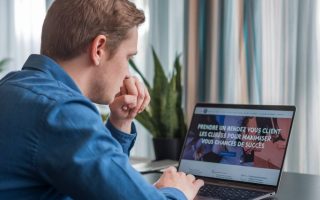 **Balise Title :** Prise de rendez-vous client : conseils pour réussir vos échanges --- # Prendre un rendez-vous client : les clés pour maximiser vos chances de succès Le rendez-vous client est un moment décisif pour tout professionnel du commerce et du développement commercial. Mal négocié, il peut aboutir à une simple discussion stérile ; bien préparé, il devient une opportunité en or pour convaincre et conclure. Mais alors, comment s’assurer que chaque entretien soit un succès ? Voyons ensemble les méthodes éprouvées pour réussir à la fois la prise de rendez-vous et le déroulement de l’entretien. ## La prise de rendez-vous : un premier pas stratégique Prendre un rendez-vous avec un client ne se résume pas à une simple demande formulée au bon moment. C’est un exercice délicat qui requiert méthode et psychologie. ### 1. Identifier le bon interlocuteur Avant même de décrocher votre téléphone ou d’envoyer un email, assurez-vous de contacter la bonne personne. Un responsable décisionnaire ? Un utilisateur influent ? Cette étape est essentielle pour éviter les pertes de temps inutiles avec un interlocuteur sans pouvoir décisionnel. ### 2. Trouver le bon moment Tous les créneaux ne se valent pas. De nombreuses études montrent qu'appeler un prospect entre 10h et 11h ou entre 15h et 16h est plus efficace que d'autres horaires. Évitez à tout prix les lundis matin (synonymes de réunion) et les vendredis après-midi, moments peu propices à la concentration. ### 3. Soigner son accroche Lors d’un appel ou d’un email de prise de contact, soyez direct et pertinent. Évitez les formules trop génériques et montrez immédiatement votre valeur ajoutée : ❌ *Bonjour, je voulais savoir si vous auriez un moment pour échanger ?* ✅ *Bonjour [nom du client], nous avons aidé des entreprises comme la vôtre à optimiser [un enjeu pertinent]. Seriez-vous disponible mardi ou jeudi pour discuter de votre situation ?* Vous captez ainsi l’intérêt du client et facilitez la prise de rendez-vous. ## Un rendez-vous préparé est un rendez-vous à moitié gagné Une fois le rendez-vous fixé, l'erreur serait de penser que tout est joué. Au contraire, c’est là que la véritable préparation commence. ### 1. Analyser les besoins du client Passez en revue les informations disponibles sur votre interlocuteur : son entreprise, ses problèmes potentiels, ses précédents échanges avec votre société. Exploitez LinkedIn, le site web de l’entreprise ou tout autre canal pertinent. ### 2. Définir un objectif précis Un rendez-vous réussi doit avoir une finalité claire : obtenir un engagement, proposer une offre, définir les prochaines étapes. Un objectif flou mène souvent à une issue incertaine. ### 3. Préparer un plan de discussion Un bon rendez-vous suit souvent une trame similaire : 1. Brève présentation et mise en confiance 2. Découverte des besoins du client par des questions structurées 3. Proposition de valeur adaptée 4. Gestion des objections éventuelles 5. Conclusion et appel à l’action (demande de validation, proposition d’un second rendez-vous, etc.) ## L’art de mener un rendez-vous impactant Une fois en entretien, votre posture et votre approche font toute la différence. ### 1. Écouter avant de vendre Trop de commerciaux tombent dans le piège du monologue. Or, un bon échange repose sur une écoute active. Posez des questions ouvertes : - *Quels sont aujourd’hui vos principaux défis en matière de [secteur d’activité] ?* - *Comment fonctionnez-vous actuellement sur cette problématique ?* Ces questions encouragent votre client à parler de ses besoins réels et vous permettent d’adapter votre discours. ### 2. Valoriser son offre sans “survendre” Les clients sont allergiques aux discours trop commerciaux. Mettez en avant des éléments concrets (témoignages clients, études de cas, démonstrations) plutôt que des arguments vagues. ### 3. Traiter les objections avec confiance Anticipez les objections les plus courantes — prix, timing, valeur perçue — et préparez des réponses convaincantes. Par exemple : ❌ *“C’est trop cher pour nous.”* ✅ *“Je comprends votre préoccupation. Justement, nos clients ont constaté qu'en investissant dans notre solution, ils réalisent [X%] d'économies sur le long terme.”* ### 4. Conclure avec un appel à l’action clair Ne terminez jamais un rendez-vous sans définir la suite. Posez une question engageante : - *Quand pourrions-nous planifier une démonstration plus approfondie avec votre équipe ?* - *Selon vous, quels seraient les prochains pas pour avancer ensemble ?* Cela évite un simple “on vous recontactera” souvent synonyme de rendez-vous infructueux. ## Le suivi : élément clé pour transformer l’essai Votre travail ne s’arrête pas à la réunion. Un bon suivi est essentiel pour maintenir l'élan. - **Envoyez un récapitulatif écrit** des points discutés et des prochaines étapes. - **Relancez stratégiquement** (sans harcèlement) en apportant une information de valeur (exemple : une étude de cas similaire). - **Utilisez des outils CRM** pour garder une trace des échanges et programmer des rappels. ### Et la réglementation dans tout ça ? Lorsque vous prenez contact avec un prospect ou suivez un rendez-vous commercial, vous devez respecter certaines obligations légales, notamment en matière de prospection et de protection des données personnelles. Le **RGPD (Règlement Général sur la Protection des Données - Règlement UE 2016/679)** impose, par exemple, d’obtenir le consentement du prospect pour traiter ses informations personnelles et prévoir une possibilité de désinscription si vous utilisez le démarchage par email. D’autre part, le **Code de la consommation (article L. 221-16)** encadre le démarchage téléphonique et impose des règles strictes, notamment en BtoC. Vérifiez que votre approche soit conforme aux lois en vigueur pour éviter toute sanction. --- Le rendez-vous client est un exercice qui se maîtrise avec l’expérience et la préparation. En optimisant à la fois la prise de contact, la préparation et la conduite de l’entretien, vous maximisez vos chances de succès et construisez des relations solides avec vos prospects. Gardez toujours en tête que l’élément clé d’un bon rendez-vous n’est pas ce que vous vendez, mais la façon dont vous répondez aux besoins de votre client. Alors, prêt à décrocher votre prochain rendez-vous stratégique ? 🚀