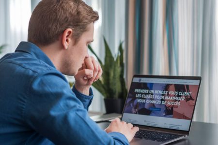 **Balise Title :** Prise de rendez-vous client : conseils pour réussir vos échanges --- # Prendre un rendez-vous client : les clés pour maximiser vos chances de succès Le rendez-vous client est un moment décisif pour tout professionnel du commerce et du développement commercial. Mal négocié, il peut aboutir à une simple discussion stérile ; bien préparé, il devient une opportunité en or pour convaincre et conclure. Mais alors, comment s’assurer que chaque entretien soit un succès ? Voyons ensemble les méthodes éprouvées pour réussir à la fois la prise de rendez-vous et le déroulement de l’entretien. ## La prise de rendez-vous : un premier pas stratégique Prendre un rendez-vous avec un client ne se résume pas à une simple demande formulée au bon moment. C’est un exercice délicat qui requiert méthode et psychologie. ### 1. Identifier le bon interlocuteur Avant même de décrocher votre téléphone ou d’envoyer un email, assurez-vous de contacter la bonne personne. Un responsable décisionnaire ? Un utilisateur influent ? Cette étape est essentielle pour éviter les pertes de temps inutiles avec un interlocuteur sans pouvoir décisionnel. ### 2. Trouver le bon moment Tous les créneaux ne se valent pas. De nombreuses études montrent qu'appeler un prospect entre 10h et 11h ou entre 15h et 16h est plus efficace que d'autres horaires. Évitez à tout prix les lundis matin (synonymes de réunion) et les vendredis après-midi, moments peu propices à la concentration. ### 3. Soigner son accroche Lors d’un appel ou d’un email de prise de contact, soyez direct et pertinent. Évitez les formules trop génériques et montrez immédiatement votre valeur ajoutée : ❌ *Bonjour, je voulais savoir si vous auriez un moment pour échanger ?* ✅ *Bonjour [nom du client], nous avons aidé des entreprises comme la vôtre à optimiser [un enjeu pertinent]. Seriez-vous disponible mardi ou jeudi pour discuter de votre situation ?* Vous captez ainsi l’intérêt du client et facilitez la prise de rendez-vous. ## Un rendez-vous préparé est un rendez-vous à moitié gagné Une fois le rendez-vous fixé, l'erreur serait de penser que tout est joué. Au contraire, c’est là que la véritable préparation commence. ### 1. Analyser les besoins du client Passez en revue les informations disponibles sur votre interlocuteur : son entreprise, ses problèmes potentiels, ses précédents échanges avec votre société. Exploitez LinkedIn, le site web de l’entreprise ou tout autre canal pertinent. ### 2. Définir un objectif précis Un rendez-vous réussi doit avoir une finalité claire : obtenir un engagement, proposer une offre, définir les prochaines étapes. Un objectif flou mène souvent à une issue incertaine. ### 3. Préparer un plan de discussion Un bon rendez-vous suit souvent une trame similaire : 1. Brève présentation et mise en confiance 2. Découverte des besoins du client par des questions structurées 3. Proposition de valeur adaptée 4. Gestion des objections éventuelles 5. Conclusion et appel à l’action (demande de validation, proposition d’un second rendez-vous, etc.) ## L’art de mener un rendez-vous impactant Une fois en entretien, votre posture et votre approche font toute la différence. ### 1. Écouter avant de vendre Trop de commerciaux tombent dans le piège du monologue. Or, un bon échange repose sur une écoute active. Posez des questions ouvertes : - *Quels sont aujourd’hui vos principaux défis en matière de [secteur d’activité] ?* - *Comment fonctionnez-vous actuellement sur cette problématique ?* Ces questions encouragent votre client à parler de ses besoins réels et vous permettent d’adapter votre discours. ### 2. Valoriser son offre sans “survendre” Les clients sont allergiques aux discours trop commerciaux. Mettez en avant des éléments concrets (témoignages clients, études de cas, démonstrations) plutôt que des arguments vagues. ### 3. Traiter les objections avec confiance Anticipez les objections les plus courantes — prix, timing, valeur perçue — et préparez des réponses convaincantes. Par exemple : ❌ *“C’est trop cher pour nous.”* ✅ *“Je comprends votre préoccupation. Justement, nos clients ont constaté qu'en investissant dans notre solution, ils réalisent [X%] d'économies sur le long terme.”* ### 4. Conclure avec un appel à l’action clair Ne terminez jamais un rendez-vous sans définir la suite. Posez une question engageante : - *Quand pourrions-nous planifier une démonstration plus approfondie avec votre équipe ?* - *Selon vous, quels seraient les prochains pas pour avancer ensemble ?* Cela évite un simple “on vous recontactera” souvent synonyme de rendez-vous infructueux. ## Le suivi : élément clé pour transformer l’essai Votre travail ne s’arrête pas à la réunion. Un bon suivi est essentiel pour maintenir l'élan. - **Envoyez un récapitulatif écrit** des points discutés et des prochaines étapes. - **Relancez stratégiquement** (sans harcèlement) en apportant une information de valeur (exemple : une étude de cas similaire). - **Utilisez des outils CRM** pour garder une trace des échanges et programmer des rappels. ### Et la réglementation dans tout ça ? Lorsque vous prenez contact avec un prospect ou suivez un rendez-vous commercial, vous devez respecter certaines obligations légales, notamment en matière de prospection et de protection des données personnelles. Le **RGPD (Règlement Général sur la Protection des Données - Règlement UE 2016/679)** impose, par exemple, d’obtenir le consentement du prospect pour traiter ses informations personnelles et prévoir une possibilité de désinscription si vous utilisez le démarchage par email. D’autre part, le **Code de la consommation (article L. 221-16)** encadre le démarchage téléphonique et impose des règles strictes, notamment en BtoC. Vérifiez que votre approche soit conforme aux lois en vigueur pour éviter toute sanction. --- Le rendez-vous client est un exercice qui se maîtrise avec l’expérience et la préparation. En optimisant à la fois la prise de contact, la préparation et la conduite de l’entretien, vous maximisez vos chances de succès et construisez des relations solides avec vos prospects. Gardez toujours en tête que l’élément clé d’un bon rendez-vous n’est pas ce que vous vendez, mais la façon dont vous répondez aux besoins de votre client. Alors, prêt à décrocher votre prochain rendez-vous stratégique ? 🚀