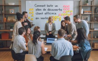 **balise Title** : Comment bâtir un plan de découverte client efficace en vente # Le plan de découverte en vente : guide complet pour comprendre votre client Dans un processus de vente, une erreur courante consiste à entrer trop vite dans l’argumentation sans bien comprendre son interlocuteur. Pourtant, la phase de découverte est cruciale : c’est elle qui permet d’identifier les besoins réels du client et d’adapter son discours commercial. Un plan de découverte bien structuré maximise vos chances de conclure une vente en apportant une réponse pertinente et personnalisée aux attentes de votre prospect. Mais comment bâtir un plan de découverte efficace ? Quels éléments inclure ? Et surtout, comment éviter les pièges fréquents qui mènent à des opportunités manquées ? Voici un guide détaillé pour structurer votre approche et optimiser vos performances commerciales. ## Pourquoi la découverte client est essentielle en vente ? Lors d’un entretien commercial, la découverte est bien plus qu’un simple échange introductif. C’est une phase stratégique où l’on collecte un maximum d’informations afin d’orienter la discussion vers une solution pertinente pour le client. Un plan de découverte bien conçu permet de : - Identifier les besoins explicites et implicites du client - Comprendre ses motivations d’achat et ses enjeux - Adapter son argumentaire et proposer une offre sur-mesure - Créer une relation de confiance, cruciale pour la conclusion de la vente D’après la méthode SPIN Selling développée par Neil Rackham, poser les bonnes questions lors de la découverte améliore considérablement les performances commerciales. Une étude révèle que les meilleurs vendeurs posent en moyenne le double de questions pertinentes que les vendeurs les moins performants. ## Les étapes clés d’un plan de découverte commercial efficace ### 1. Se préparer avant l’entretien La qualité d’une découverte dépend en grande partie de la préparation. Avant votre rendez-vous, renseignez-vous sur votre interlocuteur et son entreprise : - Quelle est son activité ? - Quels sont les défis du secteur ? - Quels besoins potentiels peut-il exprimer ? Exploitez les réseaux sociaux professionnels (LinkedIn, par exemple), les sites web d’entreprise et les articles de presse pour collecter un maximum d’informations. ### 2. Poser des questions ouvertes et stratégiques Une bonne découverte ne consiste pas à bombarder son prospect de questions sans fil conducteur. Il est préférable d’adopter une approche progressive avec des questions structurées, inspirées du modèle **SPIN** : - **Situation** : “Pouvez-vous me parler de votre processus actuel ?” - **Problème** : “Quels sont les défis que vous rencontrez avec cette solution ?” - **Implication** : “Quels impacts ces problèmes ont-ils sur votre activité ?” - **Need (besoin de solution)** : “Si vous pouviez améliorer un élément clé, lequel choisiriez-vous ?” En posant ces questions, vous guidez naturellement votre client vers la reconnaissance de son problème et la prise de conscience de la valeur de votre solution. ### 3. Reformuler pour valider la compréhension L’écoute active est un outil puissant en négociation commerciale. Reformulez régulièrement les propos du client pour vous assurer d’avoir bien compris ses attentes : - “Si je résume bien, vous cherchez une solution qui vous permet de **réduire les coûts** et **gagner du temps dans le traitement des commandes**, c'est bien ça ?” Cette technique permet également au client de se sentir compris et renforce son engagement dans l’échange. ### 4. Utiliser la méthode des 3 niveaux de besoins Les besoins d’un client peuvent être catégorisés en trois niveaux : 1. **Les besoins explicites** (exprimés clairement par le client) 2. **Les besoins implicites** (identifiables via l’analyse de leurs contraintes) 3. **Les besoins latents** (qui émergent au fil de la discussion et que le client lui-même n’avait pas encore identifiés) Un bon commercial sait creuser au-delà des besoins explicites pour identifier des opportunités souterraines et proposer une solution véritablement adaptée. ## Les erreurs à éviter dans un plan de découverte - **Parler trop tôt de son offre** : Trop de vendeurs plongent directement dans leur argumentaire sans avoir pris le temps d’écouter. - **Poser des questions fermées** : Elles limitent la qualité des informations récoltées et ferment la discussion. - **Oublier l’étape de validation** : Sans reformulation et validation, le risque de malentendu est élevé. - **Ne pas personnaliser** : Un discours générique nuit à l’impact commercial ; chaque découverte doit être unique. ## Cadre réglementaire et bonnes pratiques commerciales En France, certaines pratiques de vente sont encadrées par le **Code de commerce** et la **loi pour la confiance dans l'économie numérique** (LCEN). Par exemple, en B2B, les pratiques de démarchage doivent respecter des règles strictes pour éviter les abus. Selon **l’article L. 121-6 du Code de la consommation**, il est interdit d’exercer une pression excessive sur un client lors d’un démarchage commercial. En outre, le **RGPD (Règlement Général sur la Protection des Données - Règlement (UE) 2016/679)** impose des restrictions sur la collecte et l’utilisation des données personnelles issues des questions posées au client. Il est donc essentiel de toujours recueillir ces informations de manière éthique et transparente. ## Le plan de découverte, un levier de performance commerciale Maîtriser l’art de la découverte, c’est non seulement améliorer son taux de transformation et fidéliser ses clients, mais aussi se différencier sur un marché concurrentiel. En structurant votre approche, en posant les bonnes questions et en évitant les erreurs classiques, vous maximisez vos chances de conclure des ventes de manière plus naturelle et efficace. Prenez le temps d’écouter, d’analyser et d’adapter vos propositions. Une bonne vente commence toujours par une excellente découverte !