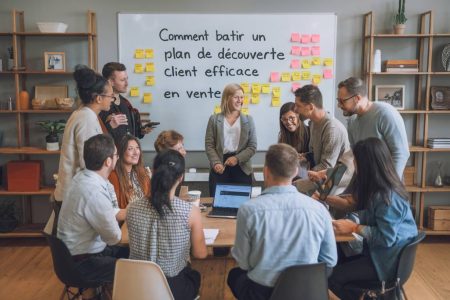 **balise Title** : Comment bâtir un plan de découverte client efficace en vente # Le plan de découverte en vente : guide complet pour comprendre votre client Dans un processus de vente, une erreur courante consiste à entrer trop vite dans l’argumentation sans bien comprendre son interlocuteur. Pourtant, la phase de découverte est cruciale : c’est elle qui permet d’identifier les besoins réels du client et d’adapter son discours commercial. Un plan de découverte bien structuré maximise vos chances de conclure une vente en apportant une réponse pertinente et personnalisée aux attentes de votre prospect. Mais comment bâtir un plan de découverte efficace ? Quels éléments inclure ? Et surtout, comment éviter les pièges fréquents qui mènent à des opportunités manquées ? Voici un guide détaillé pour structurer votre approche et optimiser vos performances commerciales. ## Pourquoi la découverte client est essentielle en vente ? Lors d’un entretien commercial, la découverte est bien plus qu’un simple échange introductif. C’est une phase stratégique où l’on collecte un maximum d’informations afin d’orienter la discussion vers une solution pertinente pour le client. Un plan de découverte bien conçu permet de : - Identifier les besoins explicites et implicites du client - Comprendre ses motivations d’achat et ses enjeux - Adapter son argumentaire et proposer une offre sur-mesure - Créer une relation de confiance, cruciale pour la conclusion de la vente D’après la méthode SPIN Selling développée par Neil Rackham, poser les bonnes questions lors de la découverte améliore considérablement les performances commerciales. Une étude révèle que les meilleurs vendeurs posent en moyenne le double de questions pertinentes que les vendeurs les moins performants. ## Les étapes clés d’un plan de découverte commercial efficace ### 1. Se préparer avant l’entretien La qualité d’une découverte dépend en grande partie de la préparation. Avant votre rendez-vous, renseignez-vous sur votre interlocuteur et son entreprise : - Quelle est son activité ? - Quels sont les défis du secteur ? - Quels besoins potentiels peut-il exprimer ? Exploitez les réseaux sociaux professionnels (LinkedIn, par exemple), les sites web d’entreprise et les articles de presse pour collecter un maximum d’informations. ### 2. Poser des questions ouvertes et stratégiques Une bonne découverte ne consiste pas à bombarder son prospect de questions sans fil conducteur. Il est préférable d’adopter une approche progressive avec des questions structurées, inspirées du modèle **SPIN** : - **Situation** : “Pouvez-vous me parler de votre processus actuel ?” - **Problème** : “Quels sont les défis que vous rencontrez avec cette solution ?” - **Implication** : “Quels impacts ces problèmes ont-ils sur votre activité ?” - **Need (besoin de solution)** : “Si vous pouviez améliorer un élément clé, lequel choisiriez-vous ?” En posant ces questions, vous guidez naturellement votre client vers la reconnaissance de son problème et la prise de conscience de la valeur de votre solution. ### 3. Reformuler pour valider la compréhension L’écoute active est un outil puissant en négociation commerciale. Reformulez régulièrement les propos du client pour vous assurer d’avoir bien compris ses attentes : - “Si je résume bien, vous cherchez une solution qui vous permet de **réduire les coûts** et **gagner du temps dans le traitement des commandes**, c'est bien ça ?” Cette technique permet également au client de se sentir compris et renforce son engagement dans l’échange. ### 4. Utiliser la méthode des 3 niveaux de besoins Les besoins d’un client peuvent être catégorisés en trois niveaux : 1. **Les besoins explicites** (exprimés clairement par le client) 2. **Les besoins implicites** (identifiables via l’analyse de leurs contraintes) 3. **Les besoins latents** (qui émergent au fil de la discussion et que le client lui-même n’avait pas encore identifiés) Un bon commercial sait creuser au-delà des besoins explicites pour identifier des opportunités souterraines et proposer une solution véritablement adaptée. ## Les erreurs à éviter dans un plan de découverte - **Parler trop tôt de son offre** : Trop de vendeurs plongent directement dans leur argumentaire sans avoir pris le temps d’écouter. - **Poser des questions fermées** : Elles limitent la qualité des informations récoltées et ferment la discussion. - **Oublier l’étape de validation** : Sans reformulation et validation, le risque de malentendu est élevé. - **Ne pas personnaliser** : Un discours générique nuit à l’impact commercial ; chaque découverte doit être unique. ## Cadre réglementaire et bonnes pratiques commerciales En France, certaines pratiques de vente sont encadrées par le **Code de commerce** et la **loi pour la confiance dans l'économie numérique** (LCEN). Par exemple, en B2B, les pratiques de démarchage doivent respecter des règles strictes pour éviter les abus. Selon **l’article L. 121-6 du Code de la consommation**, il est interdit d’exercer une pression excessive sur un client lors d’un démarchage commercial. En outre, le **RGPD (Règlement Général sur la Protection des Données - Règlement (UE) 2016/679)** impose des restrictions sur la collecte et l’utilisation des données personnelles issues des questions posées au client. Il est donc essentiel de toujours recueillir ces informations de manière éthique et transparente. ## Le plan de découverte, un levier de performance commerciale Maîtriser l’art de la découverte, c’est non seulement améliorer son taux de transformation et fidéliser ses clients, mais aussi se différencier sur un marché concurrentiel. En structurant votre approche, en posant les bonnes questions et en évitant les erreurs classiques, vous maximisez vos chances de conclure des ventes de manière plus naturelle et efficace. Prenez le temps d’écouter, d’analyser et d’adapter vos propositions. Une bonne vente commence toujours par une excellente découverte !