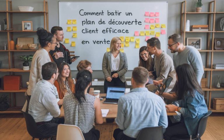 **balise Title** : Comment bâtir un plan de découverte client efficace en vente # Le plan de découverte en vente : guide complet pour comprendre votre client Dans un processus de vente, une erreur courante consiste à entrer trop vite dans l’argumentation sans bien comprendre son interlocuteur. Pourtant, la phase de découverte est cruciale : c’est elle qui permet d’identifier les besoins réels du client et d’adapter son discours commercial. Un plan de découverte bien structuré maximise vos chances de conclure une vente en apportant une réponse pertinente et personnalisée aux attentes de votre prospect. Mais comment bâtir un plan de découverte efficace ? Quels éléments inclure ? Et surtout, comment éviter les pièges fréquents qui mènent à des opportunités manquées ? Voici un guide détaillé pour structurer votre approche et optimiser vos performances commerciales. ## Pourquoi la découverte client est essentielle en vente ? Lors d’un entretien commercial, la découverte est bien plus qu’un simple échange introductif. C’est une phase stratégique où l’on collecte un maximum d’informations afin d’orienter la discussion vers une solution pertinente pour le client. Un plan de découverte bien conçu permet de : - Identifier les besoins explicites et implicites du client - Comprendre ses motivations d’achat et ses enjeux - Adapter son argumentaire et proposer une offre sur-mesure - Créer une relation de confiance, cruciale pour la conclusion de la vente D’après la méthode SPIN Selling développée par Neil Rackham, poser les bonnes questions lors de la découverte améliore considérablement les performances commerciales. Une étude révèle que les meilleurs vendeurs posent en moyenne le double de questions pertinentes que les vendeurs les moins performants. ## Les étapes clés d’un plan de découverte commercial efficace ### 1. Se préparer avant l’entretien La qualité d’une découverte dépend en grande partie de la préparation. Avant votre rendez-vous, renseignez-vous sur votre interlocuteur et son entreprise : - Quelle est son activité ? - Quels sont les défis du secteur ? - Quels besoins potentiels peut-il exprimer ? Exploitez les réseaux sociaux professionnels (LinkedIn, par exemple), les sites web d’entreprise et les articles de presse pour collecter un maximum d’informations. ### 2. Poser des questions ouvertes et stratégiques Une bonne découverte ne consiste pas à bombarder son prospect de questions sans fil conducteur. Il est préférable d’adopter une approche progressive avec des questions structurées, inspirées du modèle **SPIN** : - **Situation** : “Pouvez-vous me parler de votre processus actuel ?” - **Problème** : “Quels sont les défis que vous rencontrez avec cette solution ?” - **Implication** : “Quels impacts ces problèmes ont-ils sur votre activité ?” - **Need (besoin de solution)** : “Si vous pouviez améliorer un élément clé, lequel choisiriez-vous ?” En posant ces questions, vous guidez naturellement votre client vers la reconnaissance de son problème et la prise de conscience de la valeur de votre solution. ### 3. Reformuler pour valider la compréhension L’écoute active est un outil puissant en négociation commerciale. Reformulez régulièrement les propos du client pour vous assurer d’avoir bien compris ses attentes : - “Si je résume bien, vous cherchez une solution qui vous permet de **réduire les coûts** et **gagner du temps dans le traitement des commandes**, c'est bien ça ?” Cette technique permet également au client de se sentir compris et renforce son engagement dans l’échange. ### 4. Utiliser la méthode des 3 niveaux de besoins Les besoins d’un client peuvent être catégorisés en trois niveaux : 1. **Les besoins explicites** (exprimés clairement par le client) 2. **Les besoins implicites** (identifiables via l’analyse de leurs contraintes) 3. **Les besoins latents** (qui émergent au fil de la discussion et que le client lui-même n’avait pas encore identifiés) Un bon commercial sait creuser au-delà des besoins explicites pour identifier des opportunités souterraines et proposer une solution véritablement adaptée. ## Les erreurs à éviter dans un plan de découverte - **Parler trop tôt de son offre** : Trop de vendeurs plongent directement dans leur argumentaire sans avoir pris le temps d’écouter. - **Poser des questions fermées** : Elles limitent la qualité des informations récoltées et ferment la discussion. - **Oublier l’étape de validation** : Sans reformulation et validation, le risque de malentendu est élevé. - **Ne pas personnaliser** : Un discours générique nuit à l’impact commercial ; chaque découverte doit être unique. ## Cadre réglementaire et bonnes pratiques commerciales En France, certaines pratiques de vente sont encadrées par le **Code de commerce** et la **loi pour la confiance dans l'économie numérique** (LCEN). Par exemple, en B2B, les pratiques de démarchage doivent respecter des règles strictes pour éviter les abus. Selon **l’article L. 121-6 du Code de la consommation**, il est interdit d’exercer une pression excessive sur un client lors d’un démarchage commercial. En outre, le **RGPD (Règlement Général sur la Protection des Données - Règlement (UE) 2016/679)** impose des restrictions sur la collecte et l’utilisation des données personnelles issues des questions posées au client. Il est donc essentiel de toujours recueillir ces informations de manière éthique et transparente. ## Le plan de découverte, un levier de performance commerciale Maîtriser l’art de la découverte, c’est non seulement améliorer son taux de transformation et fidéliser ses clients, mais aussi se différencier sur un marché concurrentiel. En structurant votre approche, en posant les bonnes questions et en évitant les erreurs classiques, vous maximisez vos chances de conclure des ventes de manière plus naturelle et efficace. Prenez le temps d’écouter, d’analyser et d’adapter vos propositions. Une bonne vente commence toujours par une excellente découverte !