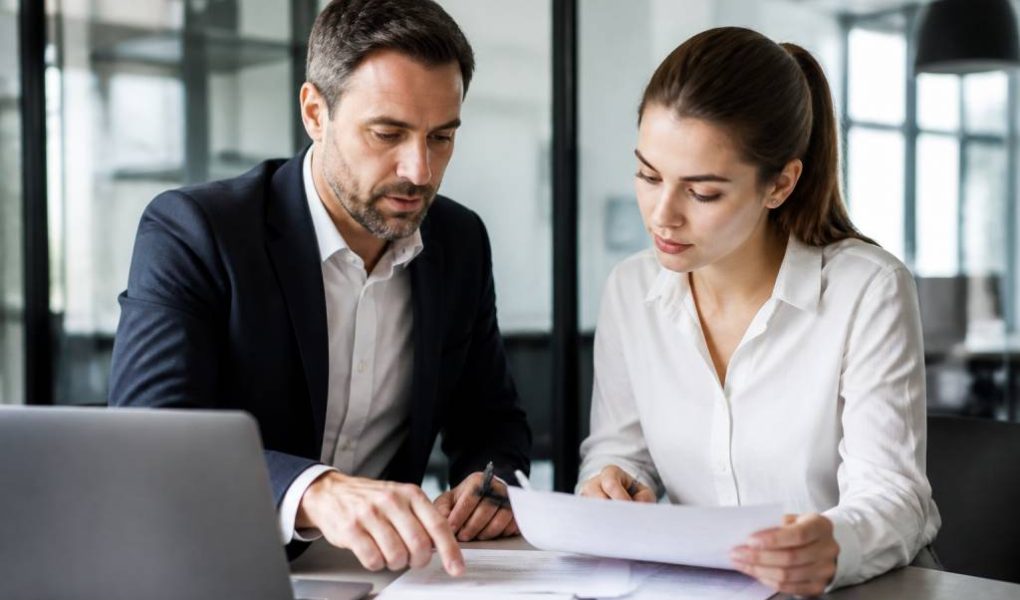 Acheteur en alternance : missions, compétences et conseils pour réussir son recrutement