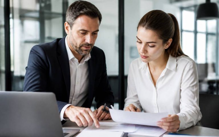 Acheteur en alternance : missions, compétences et conseils pour réussir son recrutement