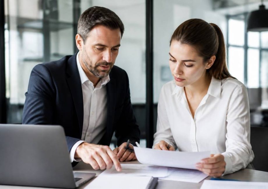 Acheteur en alternance : missions, compétences et conseils pour réussir son recrutement