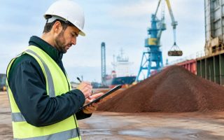 Acheteur matières premières : missions, compétences et salaire du métier