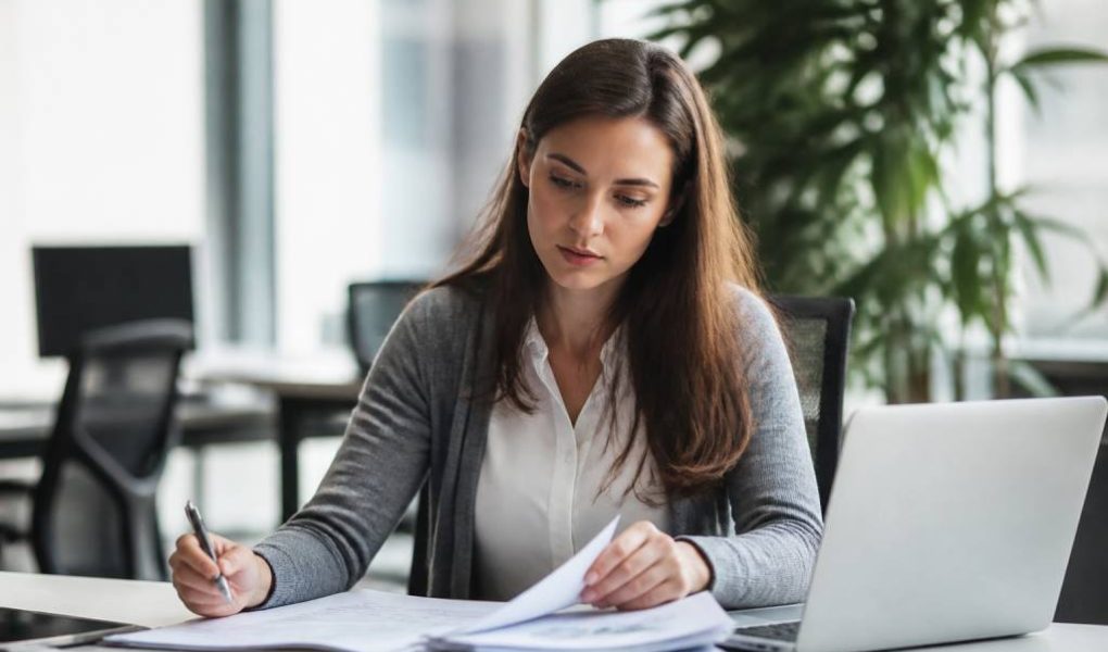 Acheteur junior : missions, compétences et conseils pour réussir dans le métier