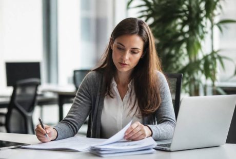 Acheteur junior : missions, compétences et conseils pour réussir dans le métier