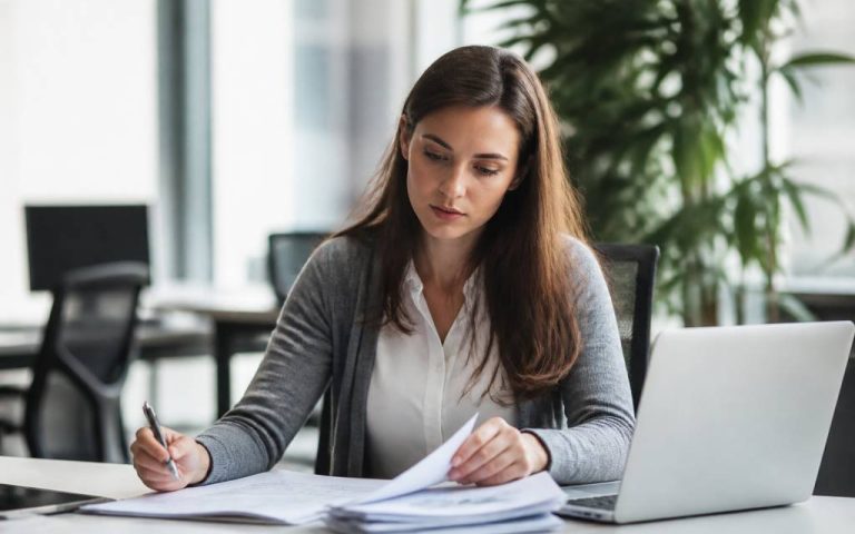Acheteur junior : missions, compétences et conseils pour réussir dans le métier